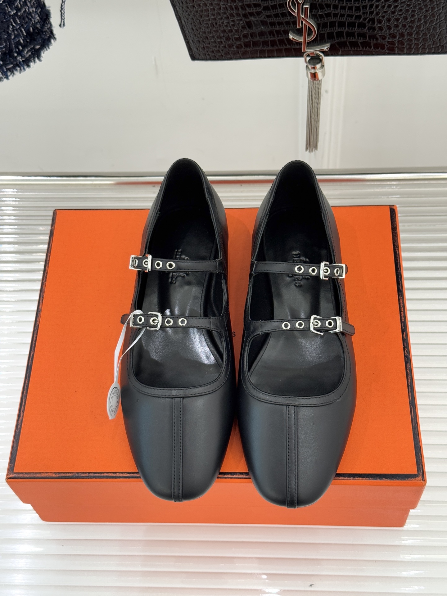 Hermès/爱马仕经典复古玛丽珍鞋今年夏天H家的凉鞋成功在时尚圈杀疯了入手之后我只想说 这钱花得太值！