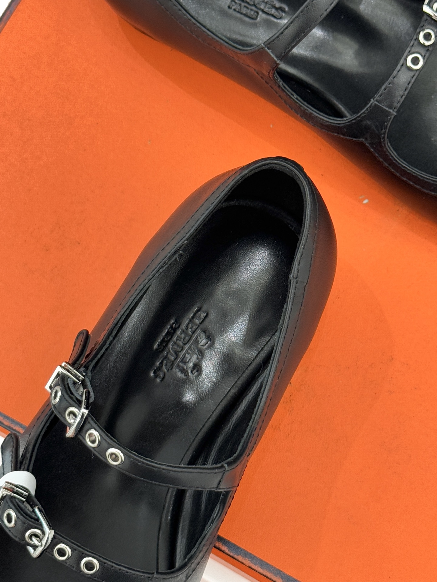 Hermès/爱马仕经典复古玛丽珍鞋今年夏天H家的凉鞋成功在时尚圈杀疯了入手之后我只想说 这钱花得太值！