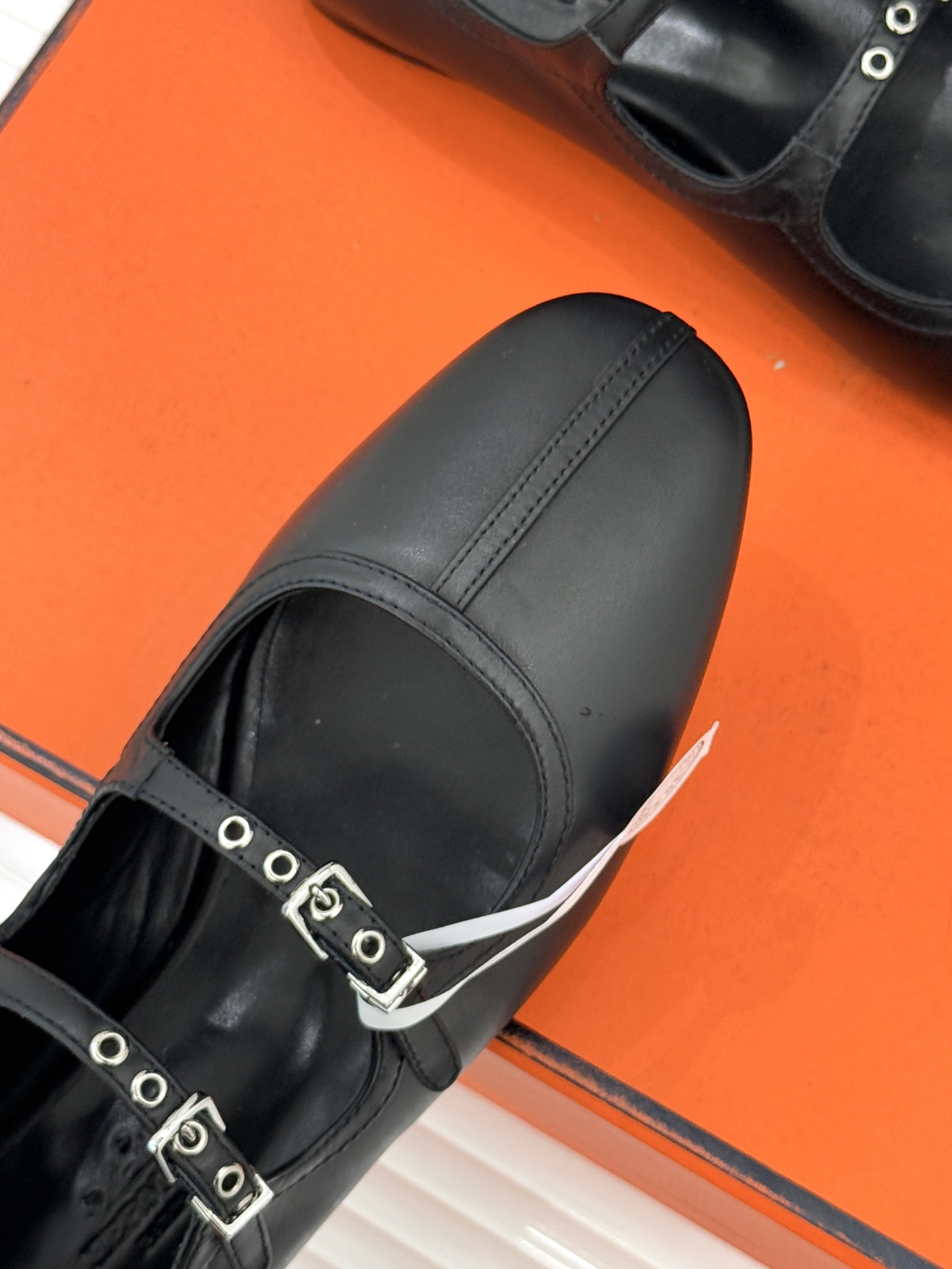 Hermès/爱马仕经典复古玛丽珍鞋今年夏天H家的凉鞋成功在时尚圈杀疯了入手之后我只想说 这钱花得太值！