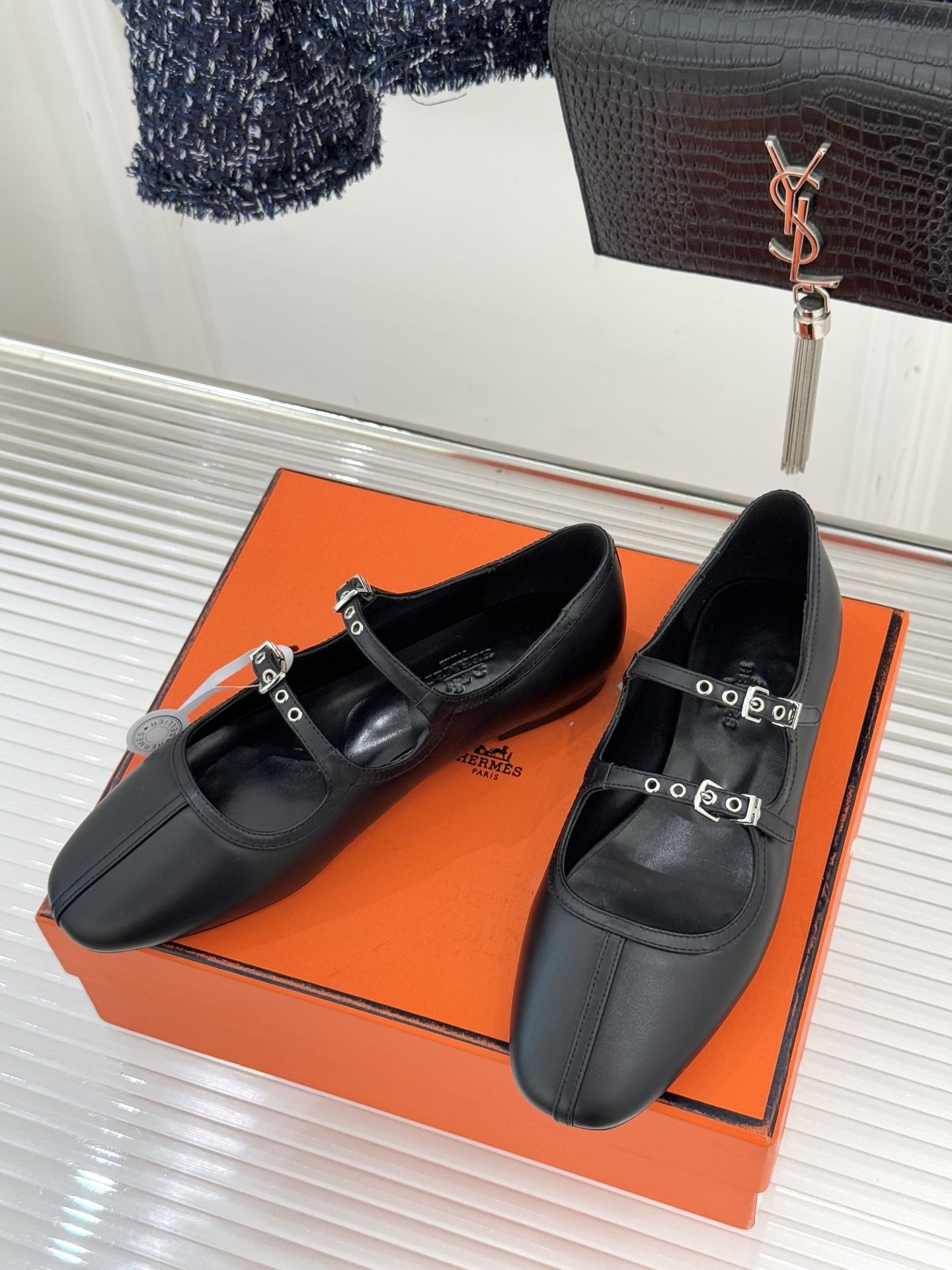 Hermès/爱马仕经典复古玛丽珍鞋今年夏天H家的凉鞋成功在时尚圈杀疯了入手之后我只想说 这钱花得太值！