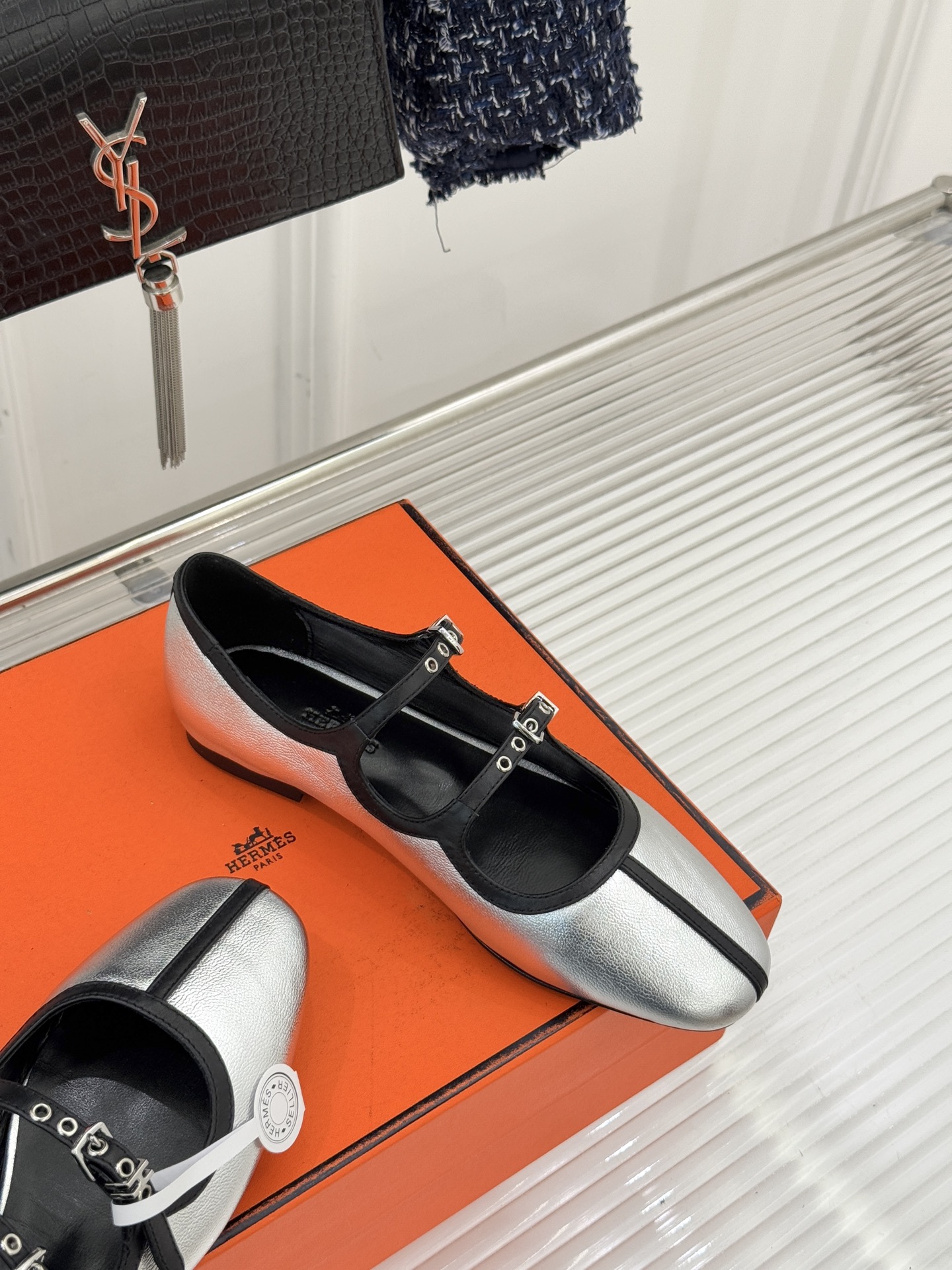 Hermès/爱马仕经典复古玛丽珍鞋今年夏天H家的凉鞋成功在时尚圈杀疯了入手之后我只想说 这钱花得太值！