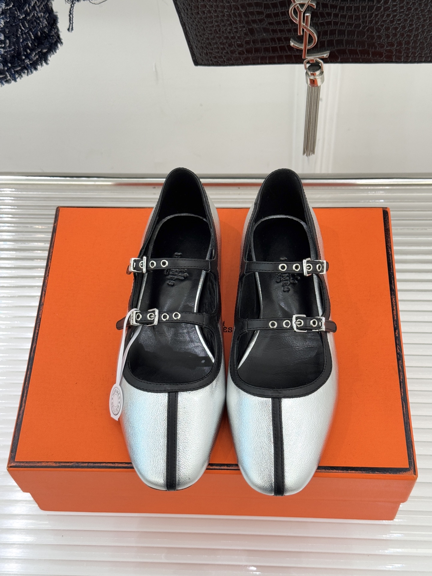 Hermès/爱马仕经典复古玛丽珍鞋今年夏天H家的凉鞋成功在时尚圈杀疯了入手之后我只想说 这钱花得太值！