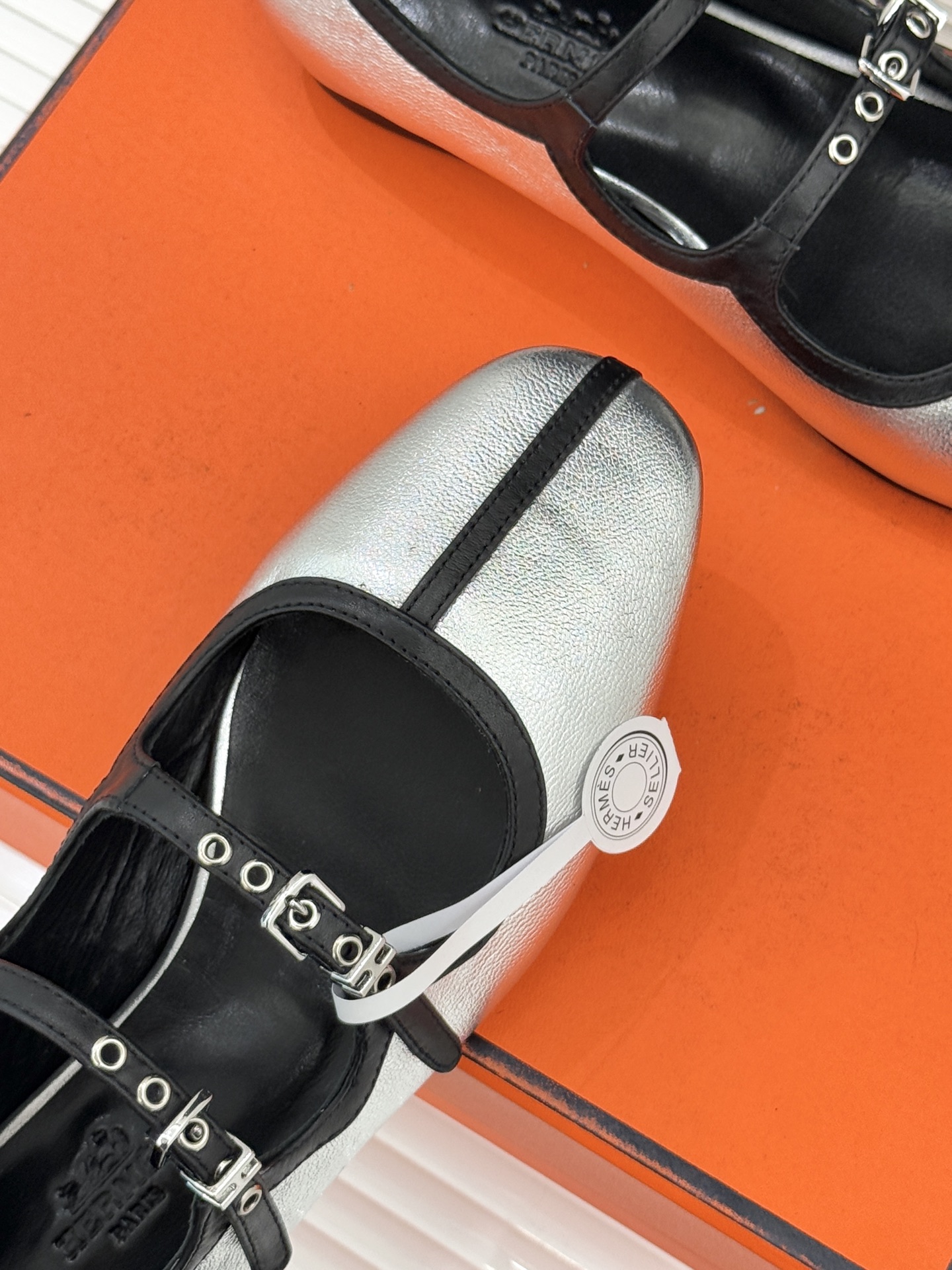 Hermès/爱马仕经典复古玛丽珍鞋今年夏天H家的凉鞋成功在时尚圈杀疯了入手之后我只想说 这钱花得太值！