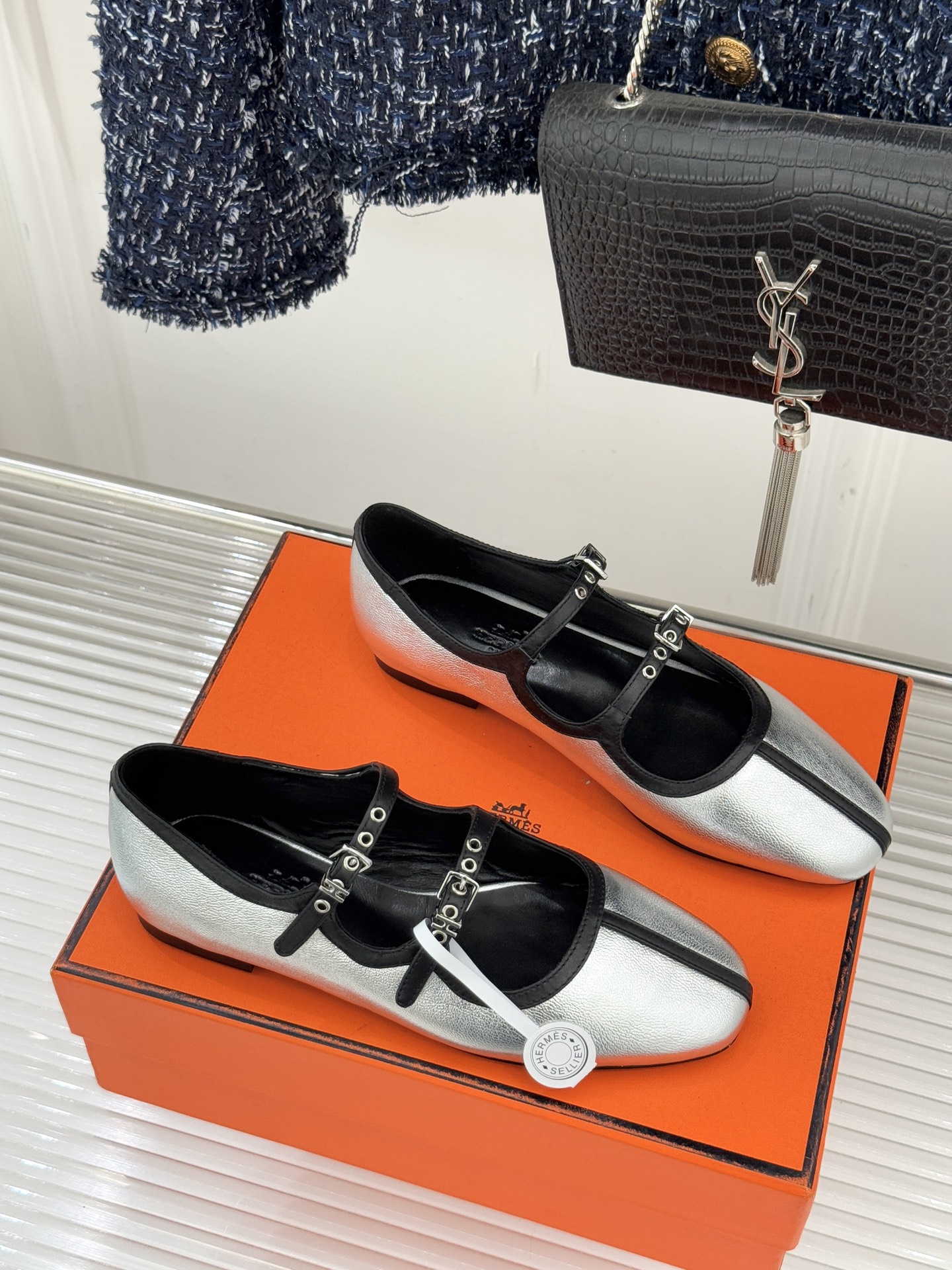 Hermès/爱马仕经典复古玛丽珍鞋今年夏天H家的凉鞋成功在时尚圈杀疯了入手之后我只想说 这钱花得太值！