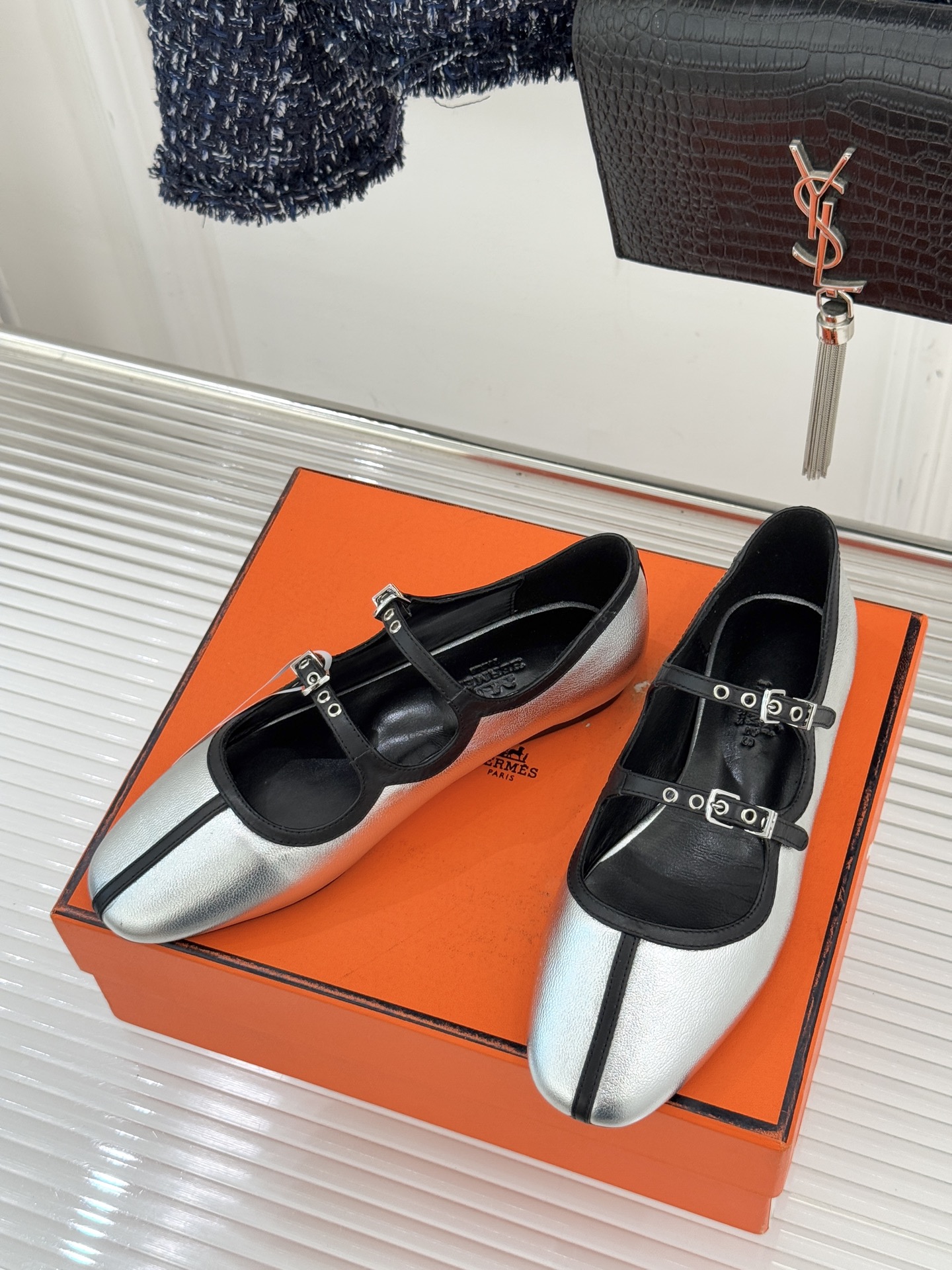 Hermès/爱马仕经典复古玛丽珍鞋今年夏天H家的凉鞋成功在时尚圈杀疯了入手之后我只想说 这钱花得太值！