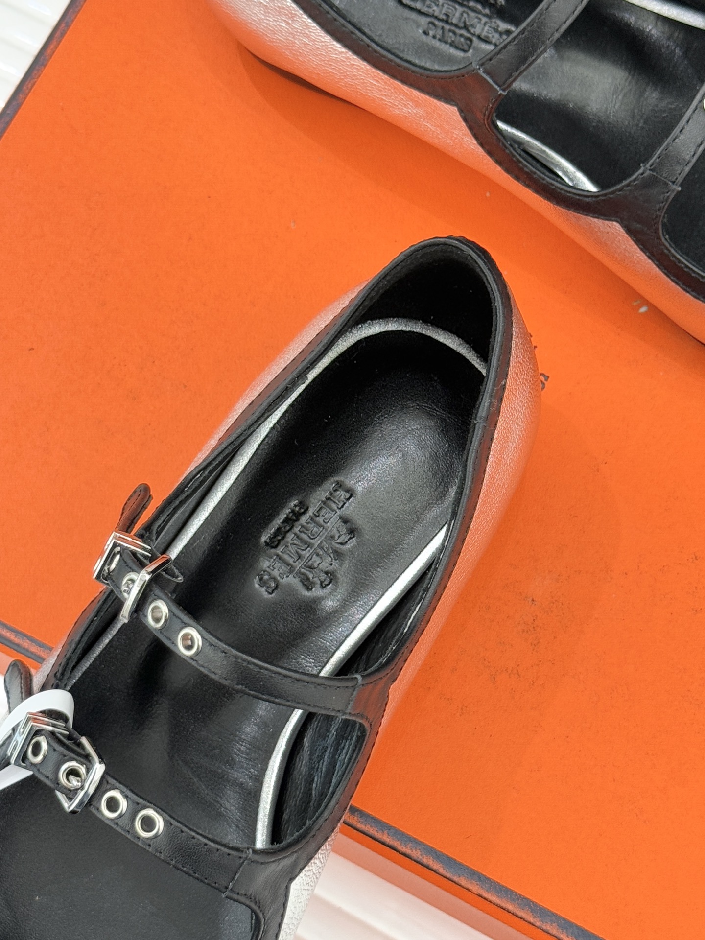 Hermès/爱马仕经典复古玛丽珍鞋今年夏天H家的凉鞋成功在时尚圈杀疯了入手之后我只想说 这钱花得太值！