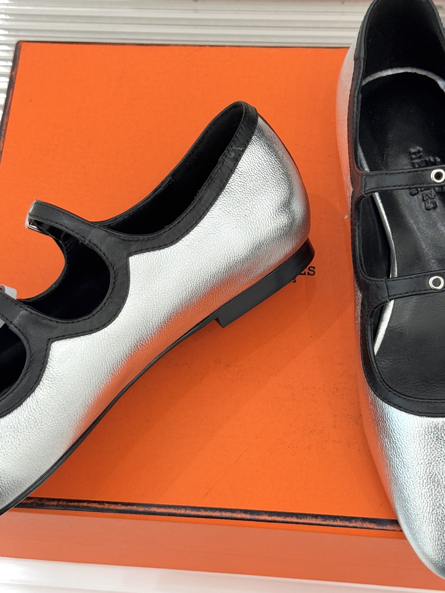 Hermès/爱马仕经典复古玛丽珍鞋今年夏天H家的凉鞋成功在时尚圈杀疯了入手之后我只想说 这钱花得太值！