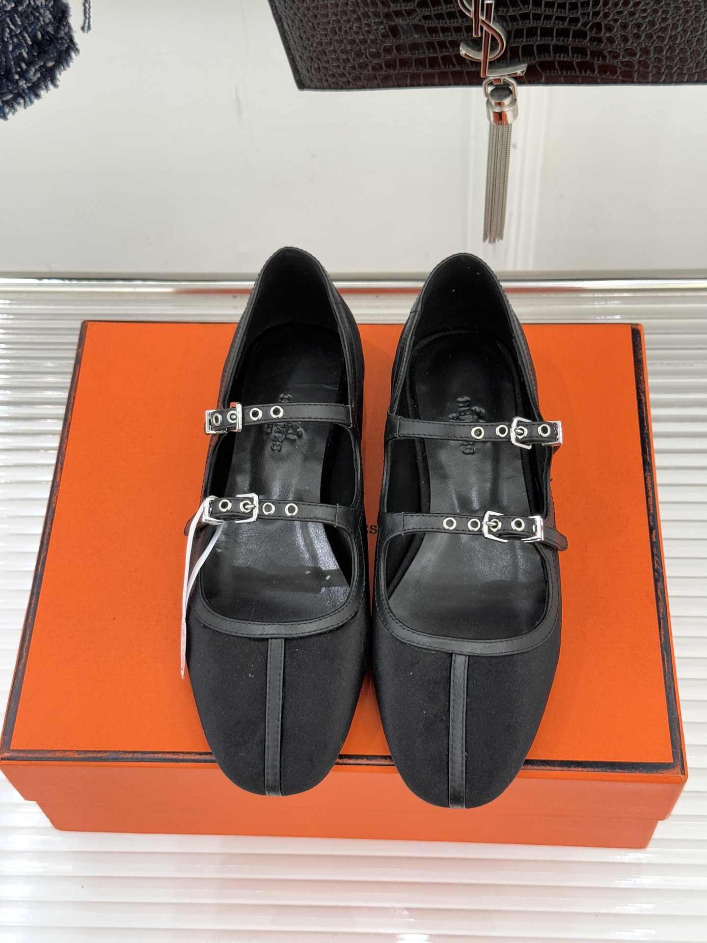 Hermès/爱马仕经典复古玛丽珍鞋今年夏天H家的凉鞋成功在时尚圈杀疯了入手之后我只想说 这钱花得太值！