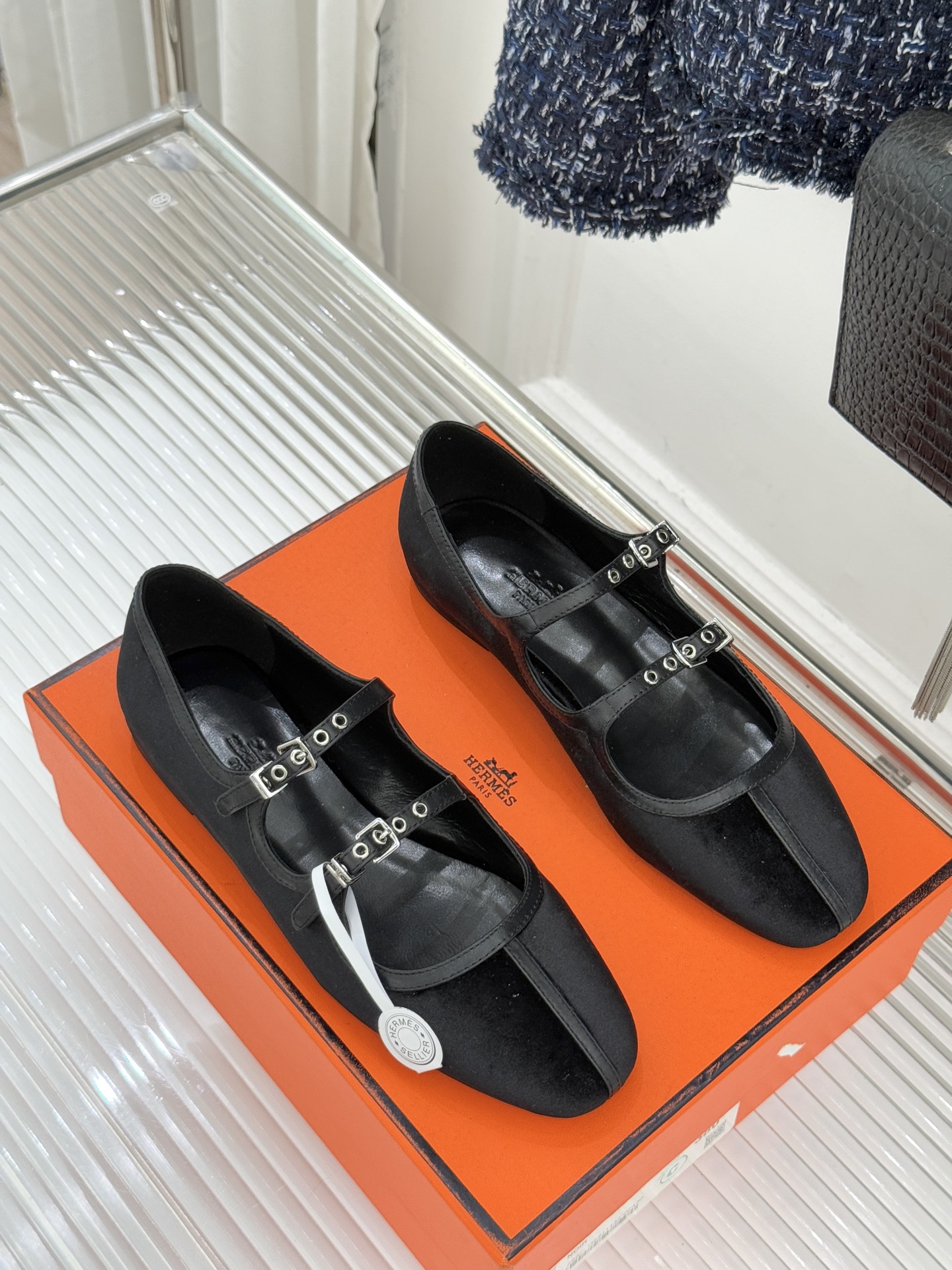 Hermès/爱马仕经典复古玛丽珍鞋今年夏天H家的凉鞋成功在时尚圈杀疯了入手之后我只想说 这钱花得太值！