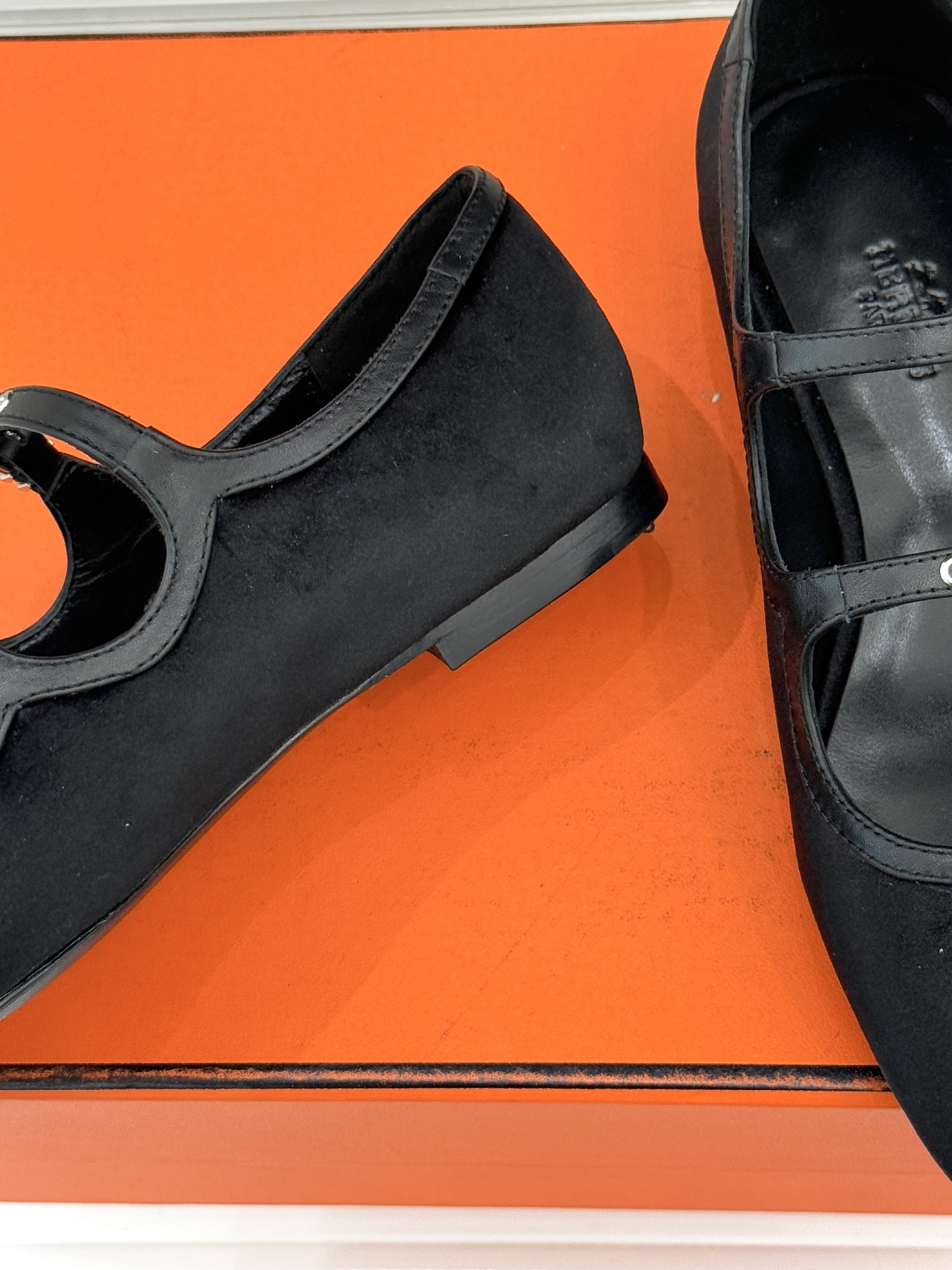 Hermès/爱马仕经典复古玛丽珍鞋今年夏天H家的凉鞋成功在时尚圈杀疯了入手之后我只想说 这钱花得太值！