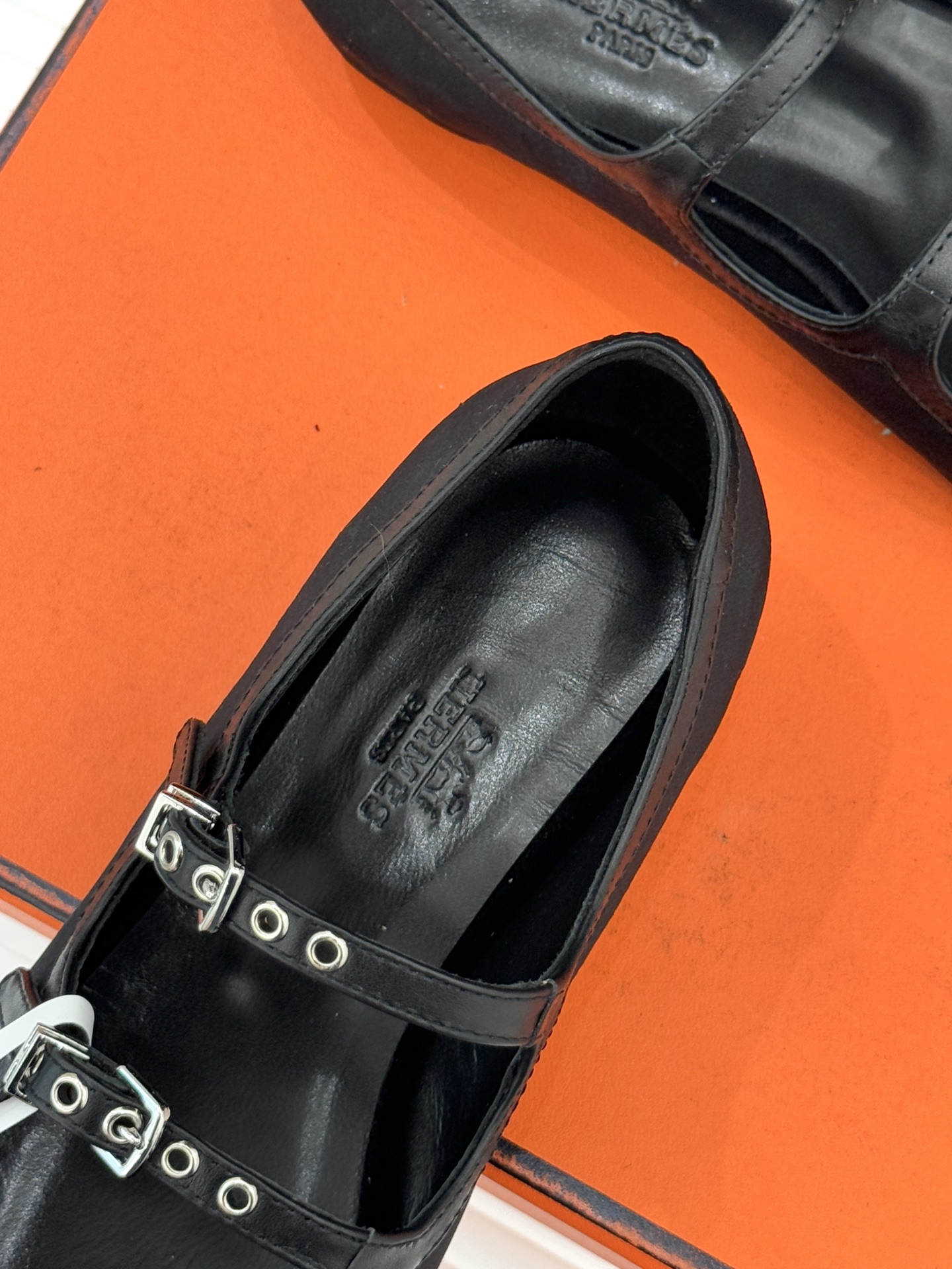 Hermès/爱马仕经典复古玛丽珍鞋今年夏天H家的凉鞋成功在时尚圈杀疯了入手之后我只想说 这钱花得太值！