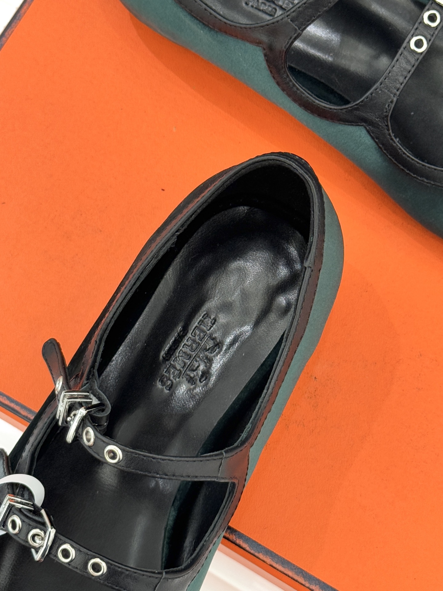 Hermès/爱马仕经典复古玛丽珍鞋今年夏天H家的凉鞋成功在时尚圈杀疯了入手之后我只想说 这钱花得太值！