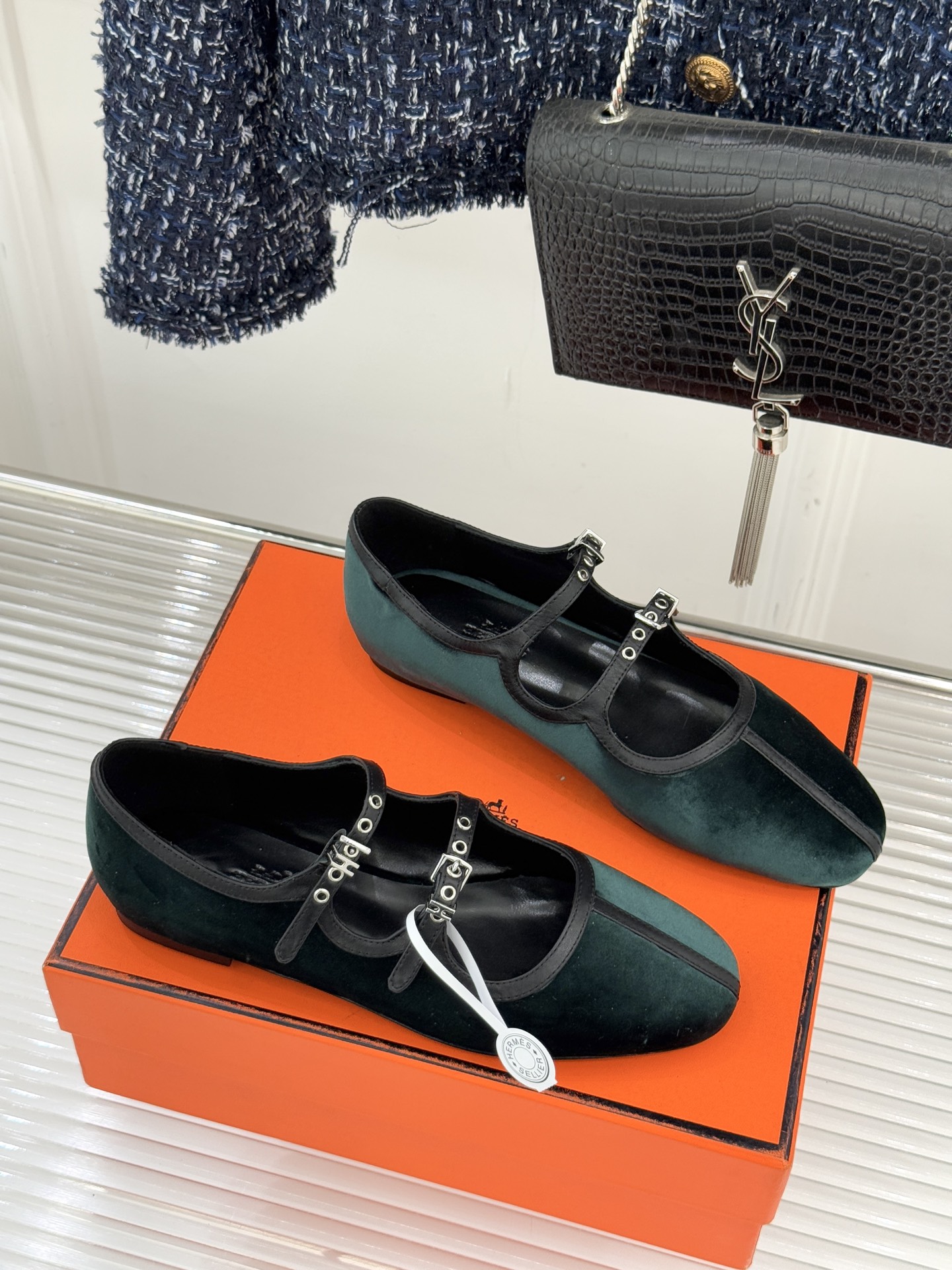 Hermès/爱马仕经典复古玛丽珍鞋今年夏天H家的凉鞋成功在时尚圈杀疯了入手之后我只想说 这钱花得太值！