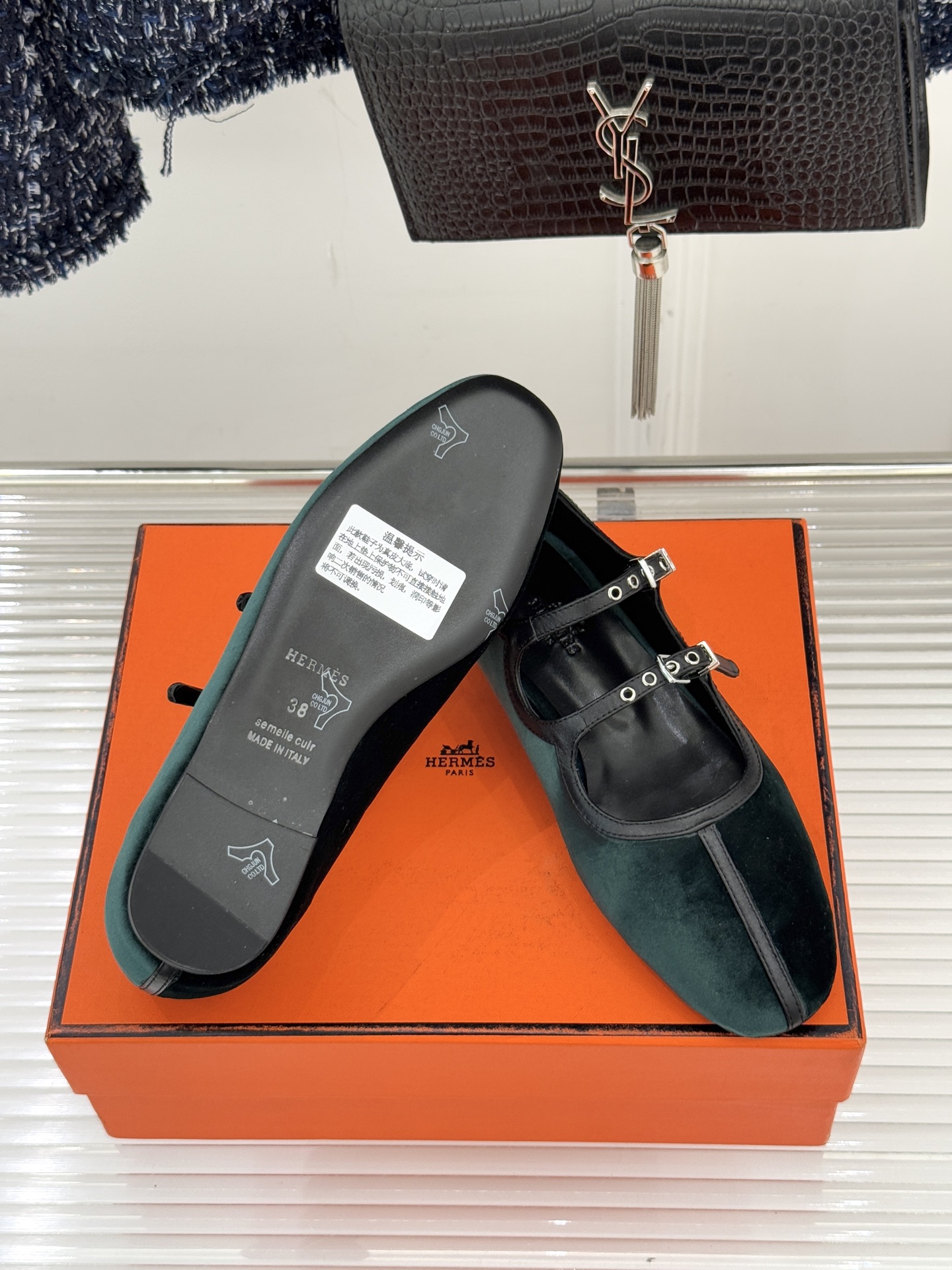 Hermès/爱马仕经典复古玛丽珍鞋今年夏天H家的凉鞋成功在时尚圈杀疯了入手之后我只想说 这钱花得太值！