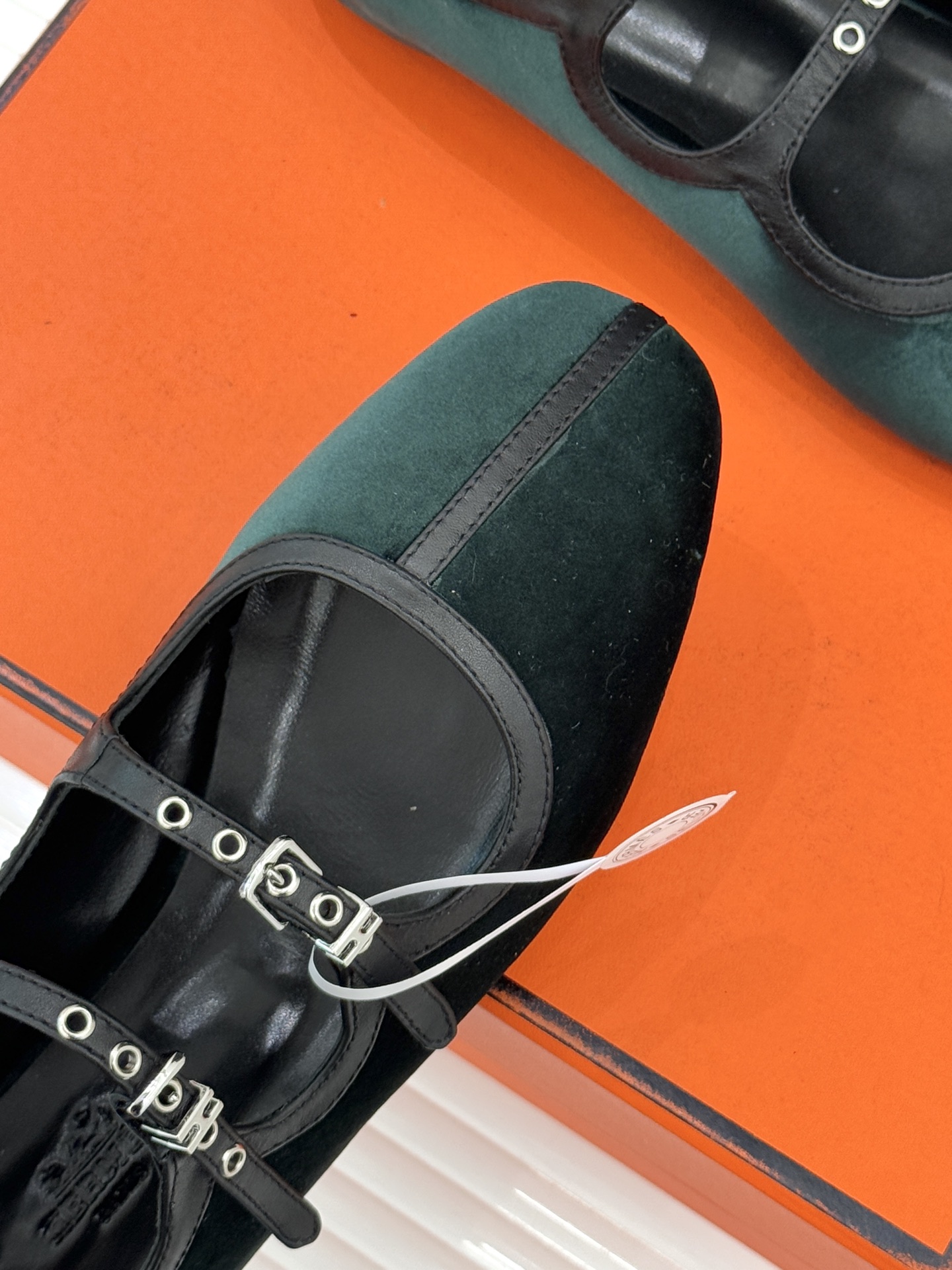 Hermès/爱马仕经典复古玛丽珍鞋今年夏天H家的凉鞋成功在时尚圈杀疯了入手之后我只想说 这钱花得太值！