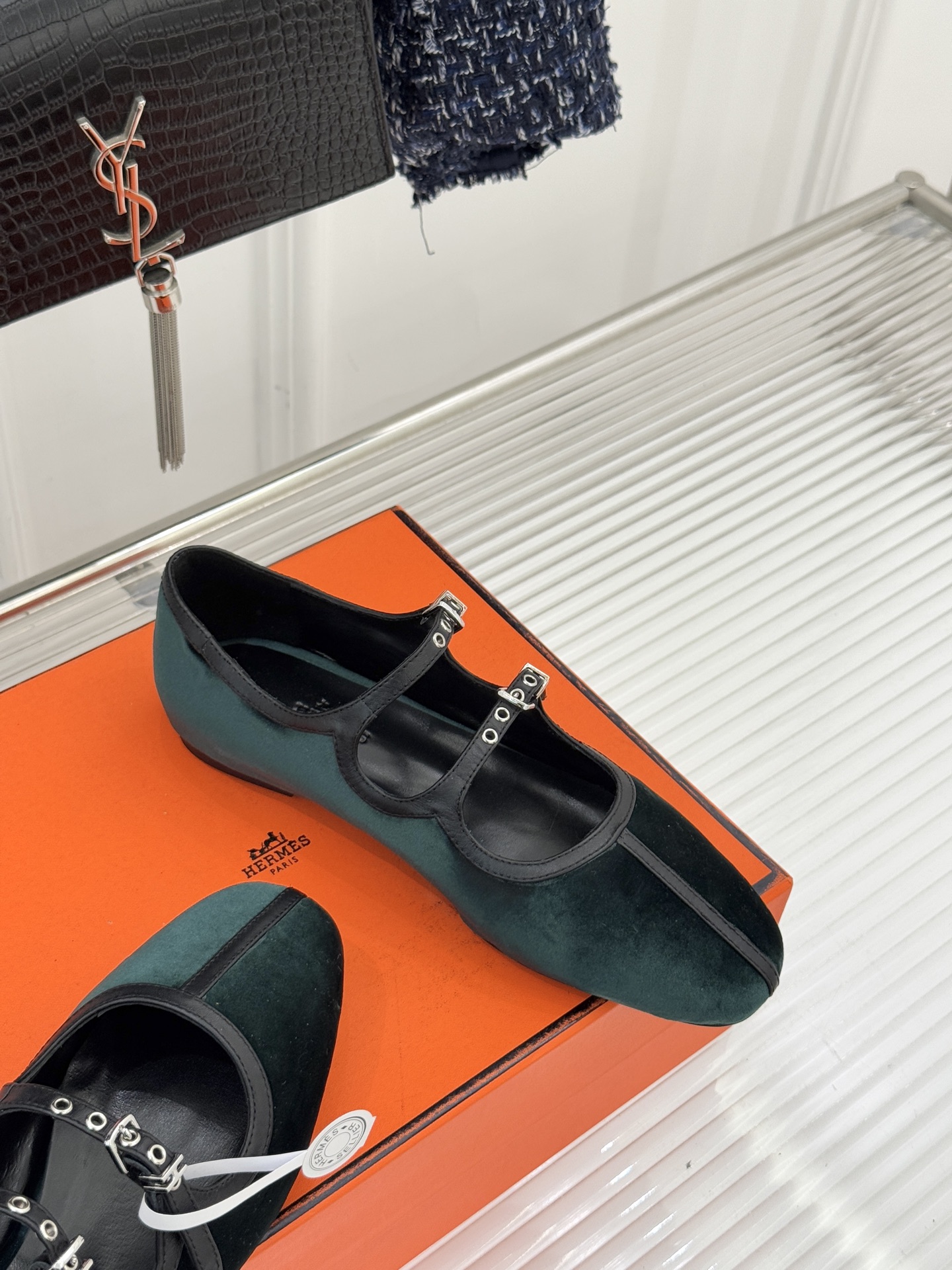 Hermès/爱马仕经典复古玛丽珍鞋今年夏天H家的凉鞋成功在时尚圈杀疯了入手之后我只想说 这钱花得太值！