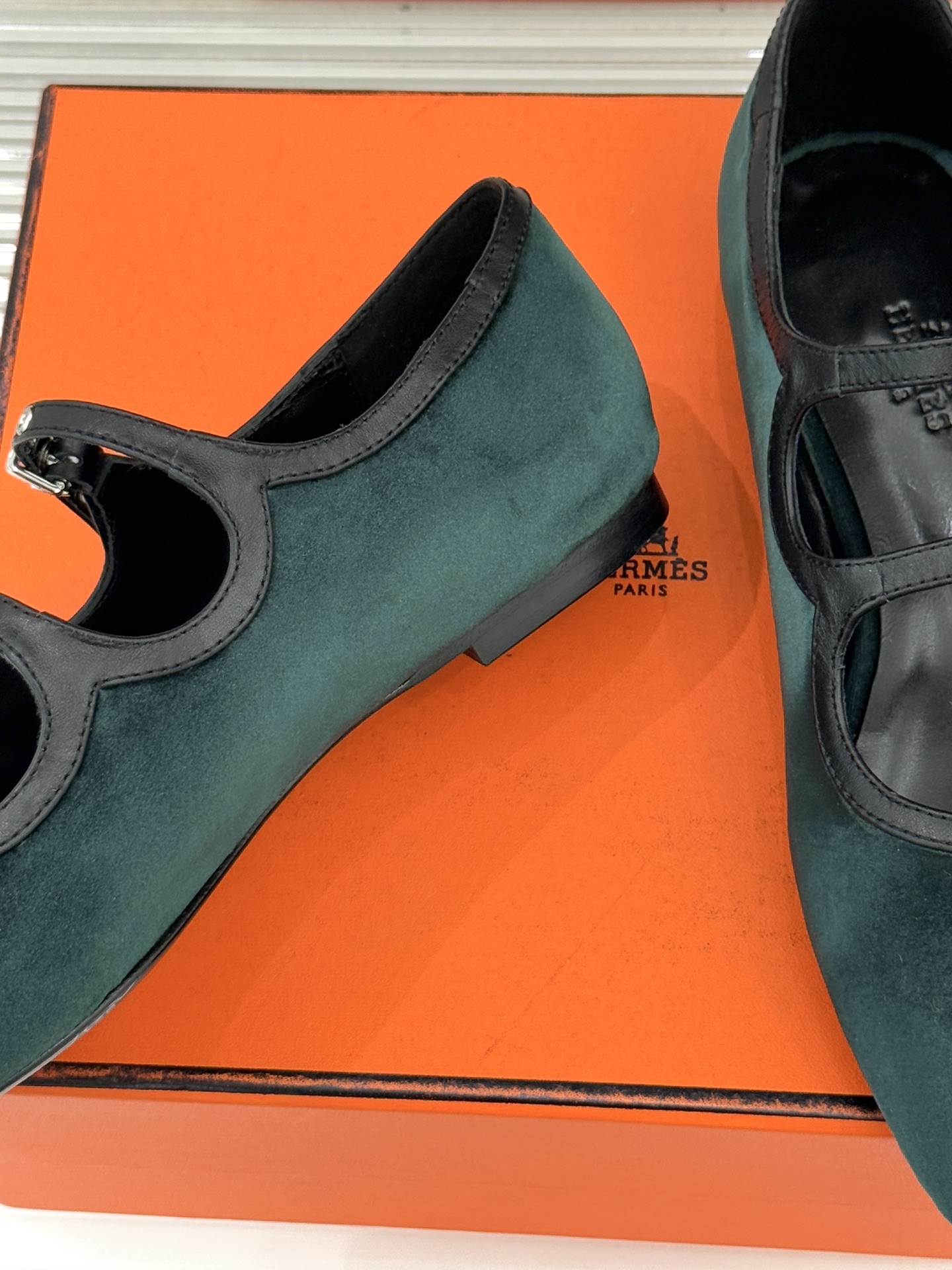 Hermès/爱马仕经典复古玛丽珍鞋今年夏天H家的凉鞋成功在时尚圈杀疯了入手之后我只想说 这钱花得太值！