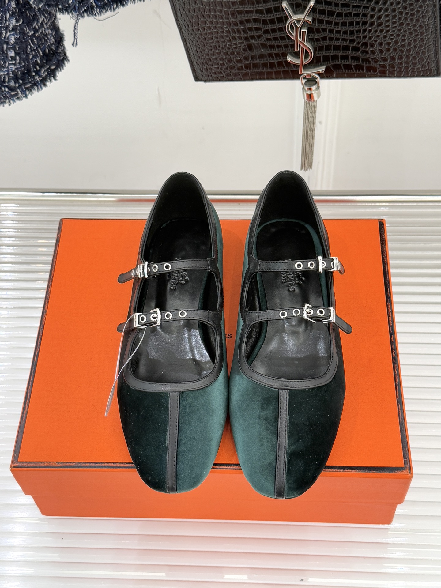 Hermès/爱马仕经典复古玛丽珍鞋今年夏天H家的凉鞋成功在时尚圈杀疯了入手之后我只想说 这钱花得太值！