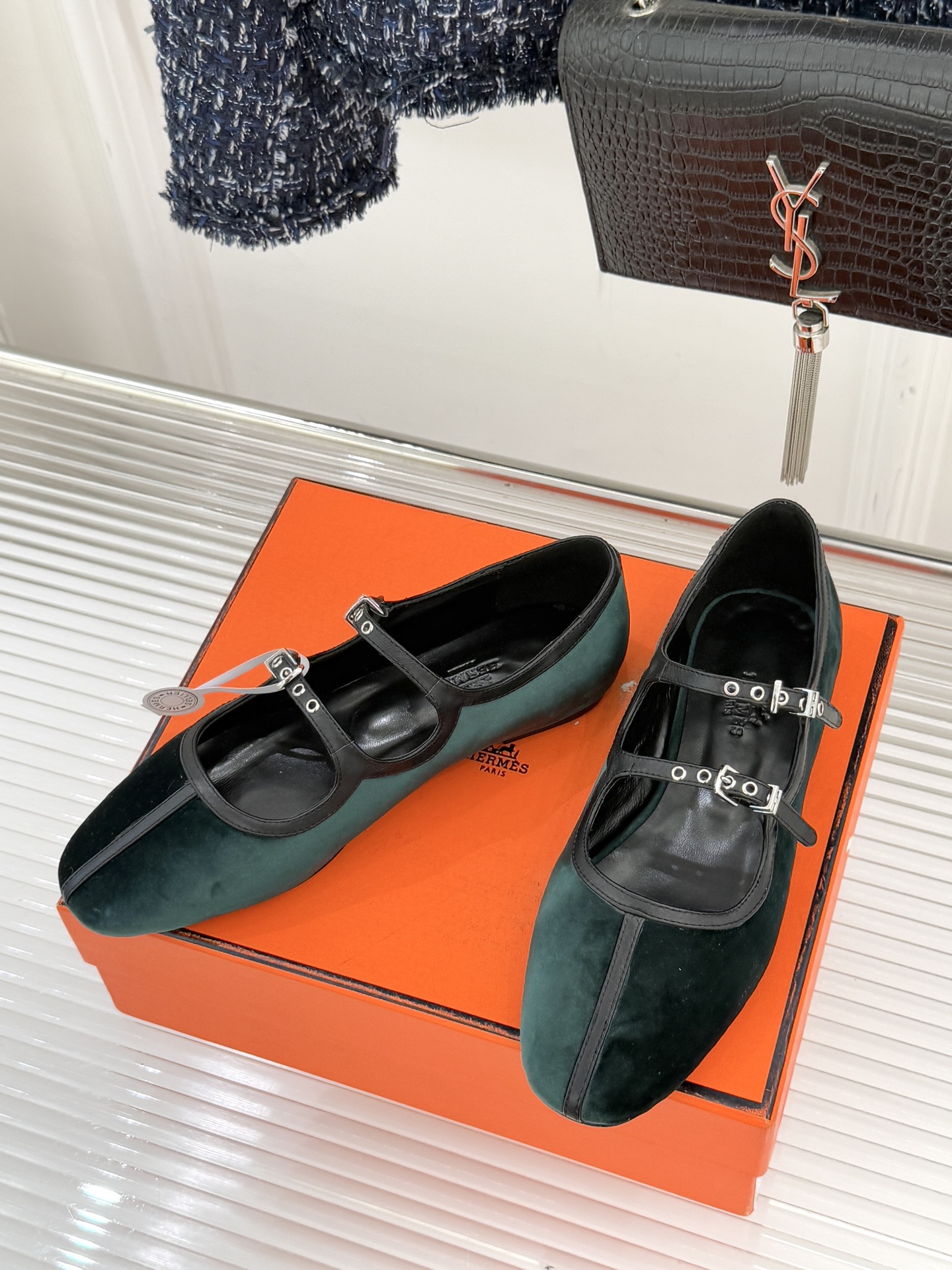 Hermès/爱马仕经典复古玛丽珍鞋今年夏天H家的凉鞋成功在时尚圈杀疯了入手之后我只想说 这钱花得太值！