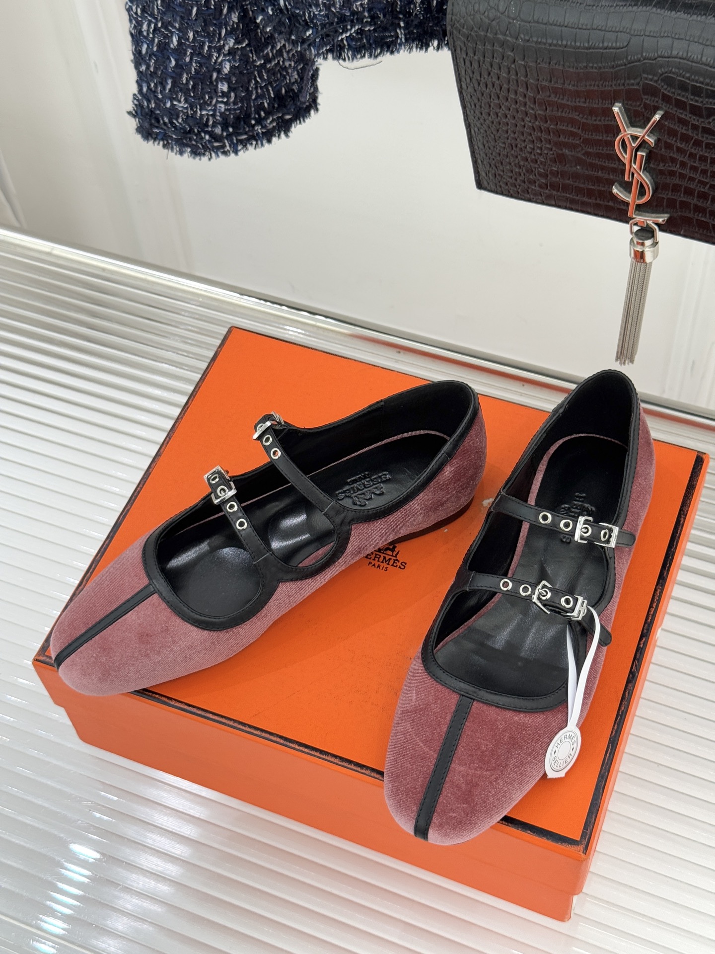 Hermès/爱马仕经典复古玛丽珍鞋今年夏天H家的凉鞋成功在时尚圈杀疯了入手之后我只想说 这钱花得太值！