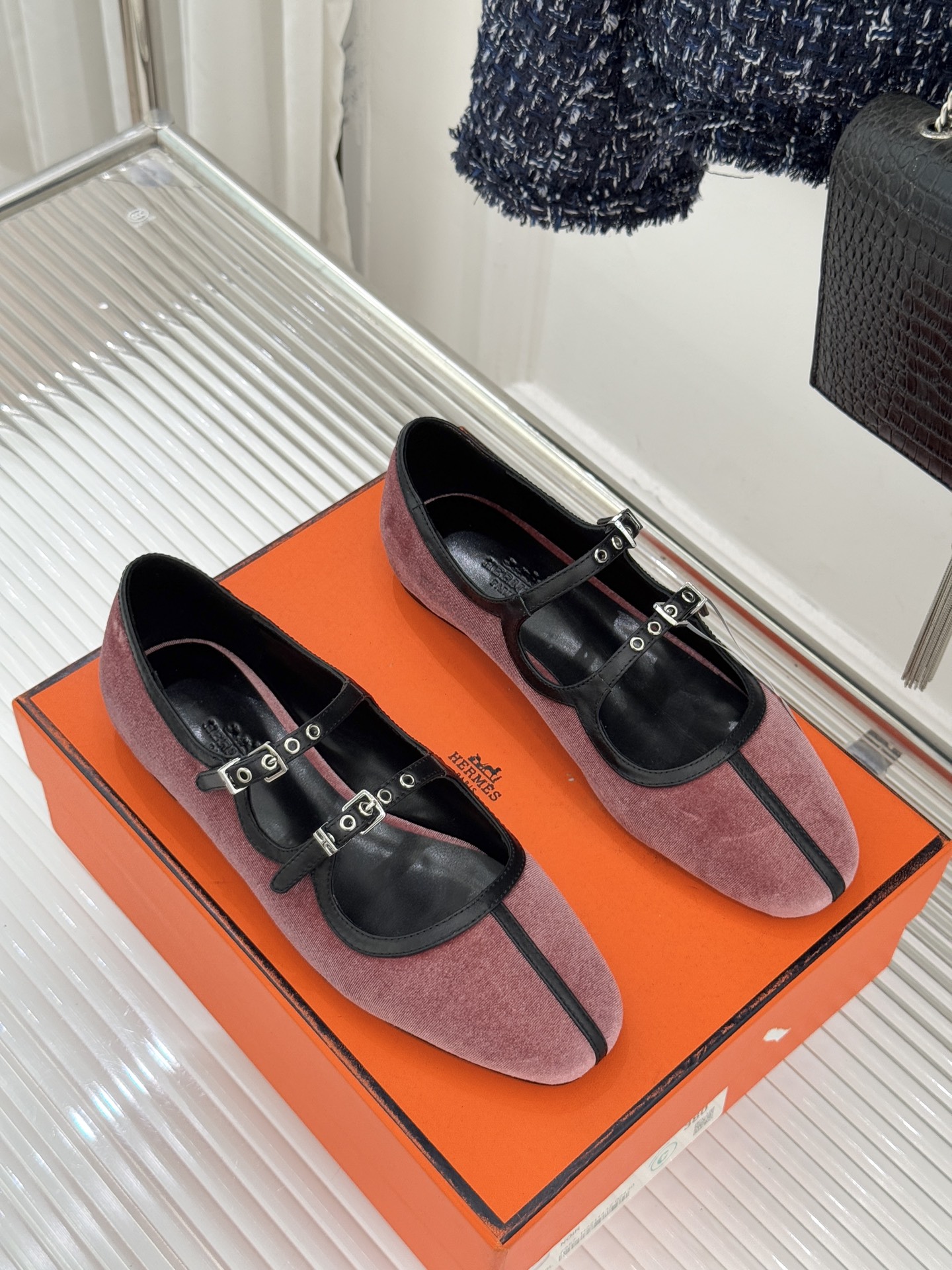 Hermès/爱马仕经典复古玛丽珍鞋今年夏天H家的凉鞋成功在时尚圈杀疯了入手之后我只想说 这钱花得太值！