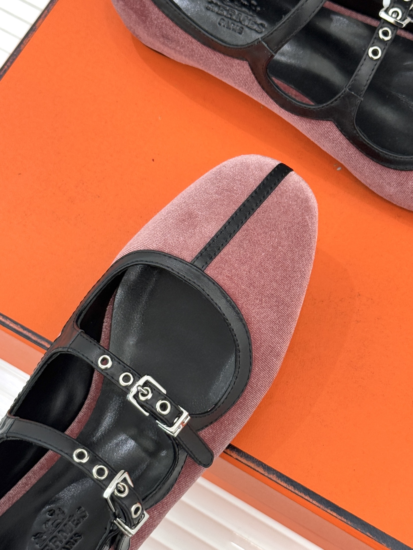 Hermès/爱马仕经典复古玛丽珍鞋今年夏天H家的凉鞋成功在时尚圈杀疯了入手之后我只想说 这钱花得太值！