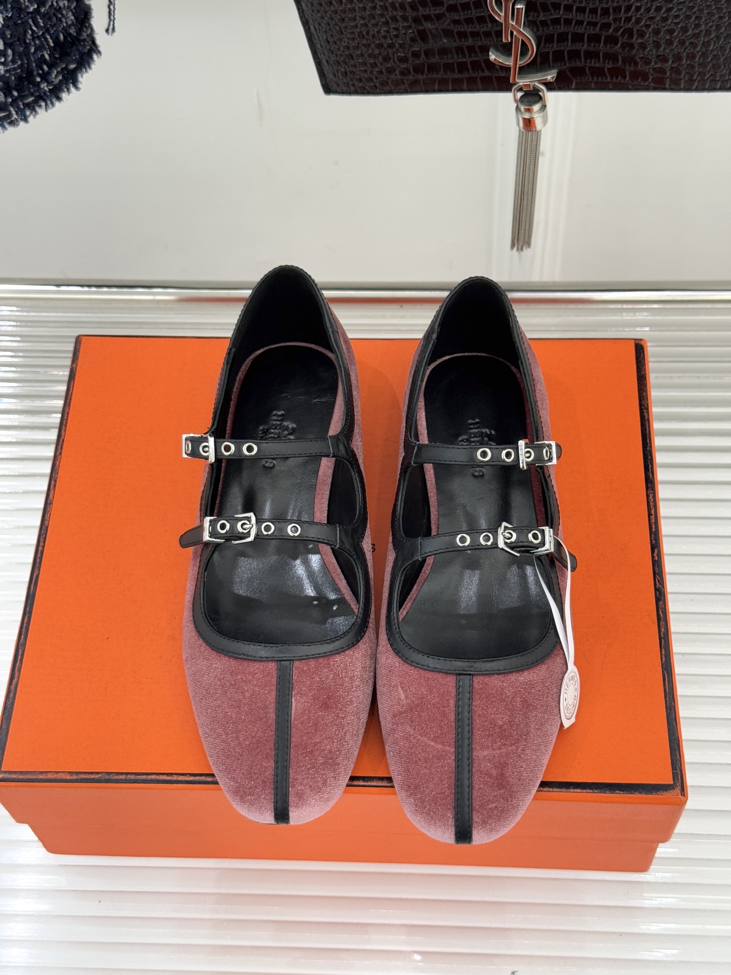 Hermès/爱马仕经典复古玛丽珍鞋今年夏天H家的凉鞋成功在时尚圈杀疯了入手之后我只想说 这钱花得太值！