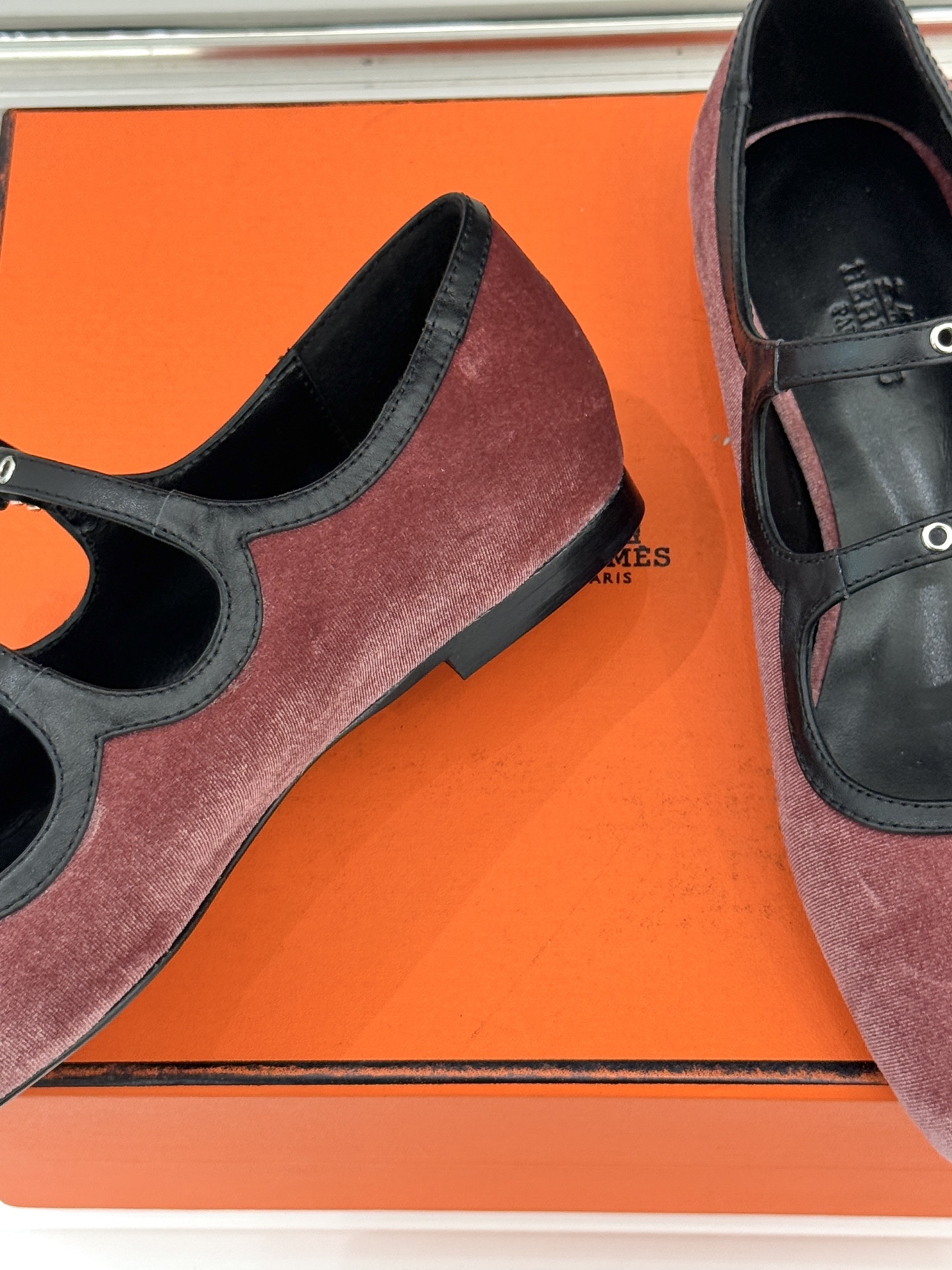 Hermès/爱马仕经典复古玛丽珍鞋今年夏天H家的凉鞋成功在时尚圈杀疯了入手之后我只想说 这钱花得太值！