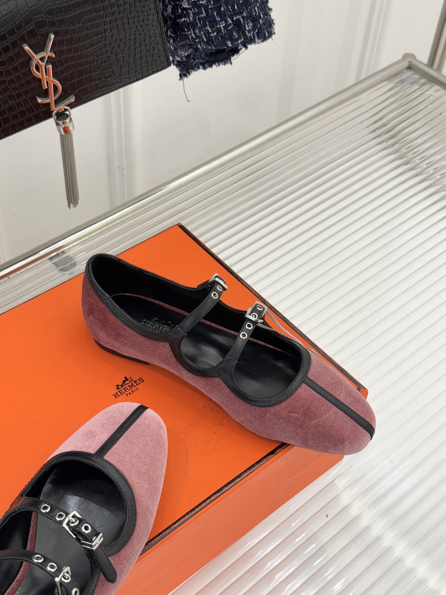 Hermès/爱马仕经典复古玛丽珍鞋今年夏天H家的凉鞋成功在时尚圈杀疯了入手之后我只想说 这钱花得太值！