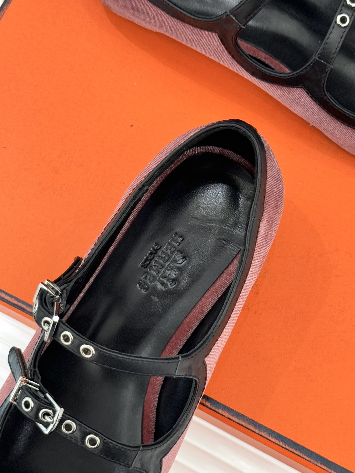 Hermès/爱马仕经典复古玛丽珍鞋今年夏天H家的凉鞋成功在时尚圈杀疯了入手之后我只想说 这钱花得太值！