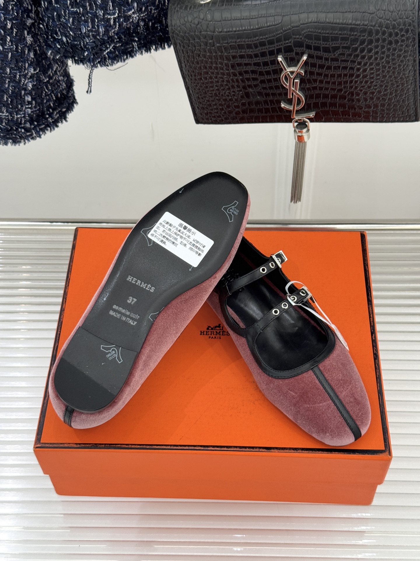 Hermès/爱马仕经典复古玛丽珍鞋今年夏天H家的凉鞋成功在时尚圈杀疯了入手之后我只想说 这钱花得太值！