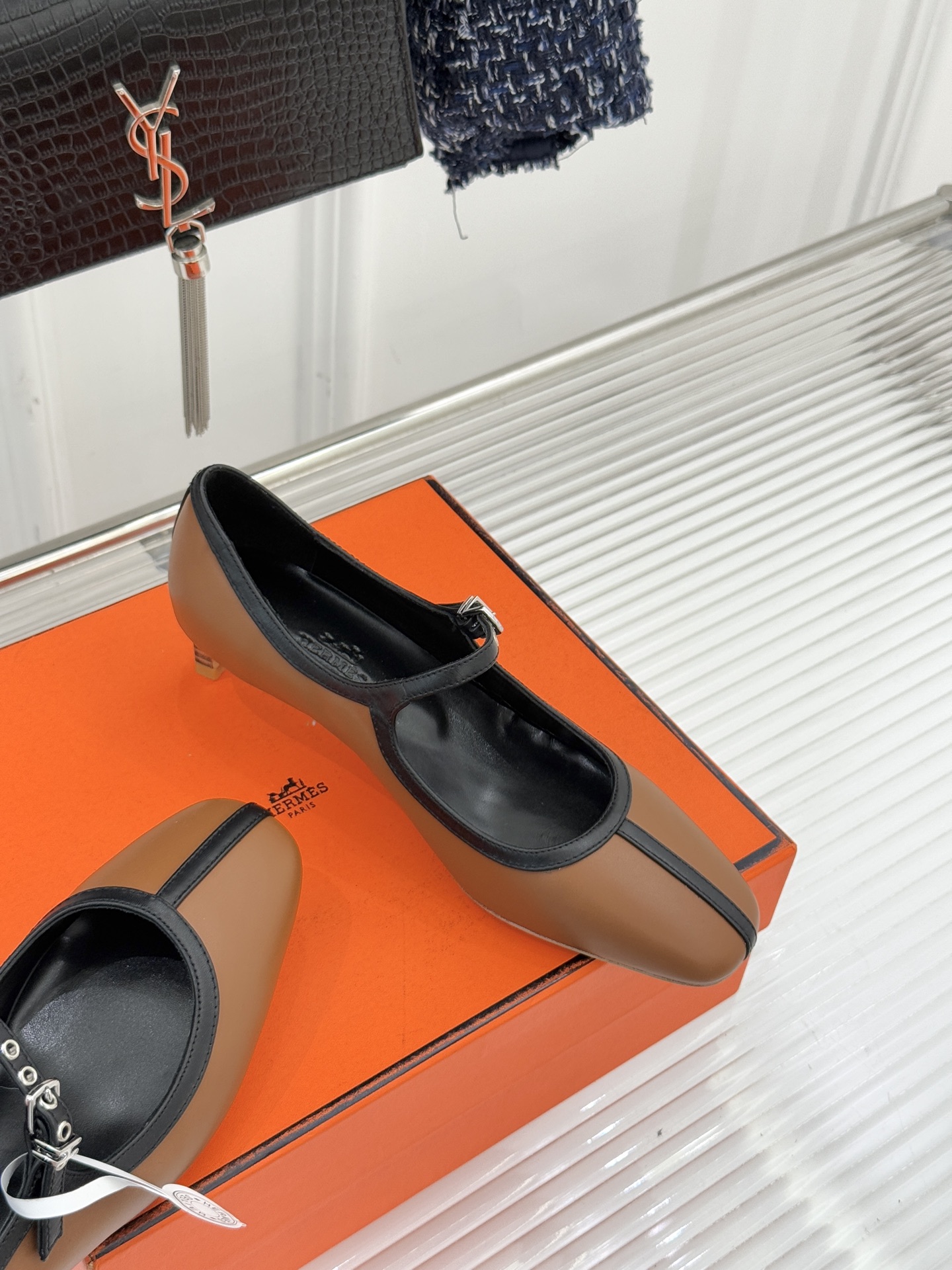 Hermès/爱马仕经典复古玛丽珍鞋今年夏天H家的凉鞋成功在时尚圈杀疯了入手之后我只想说 这钱花得太值！