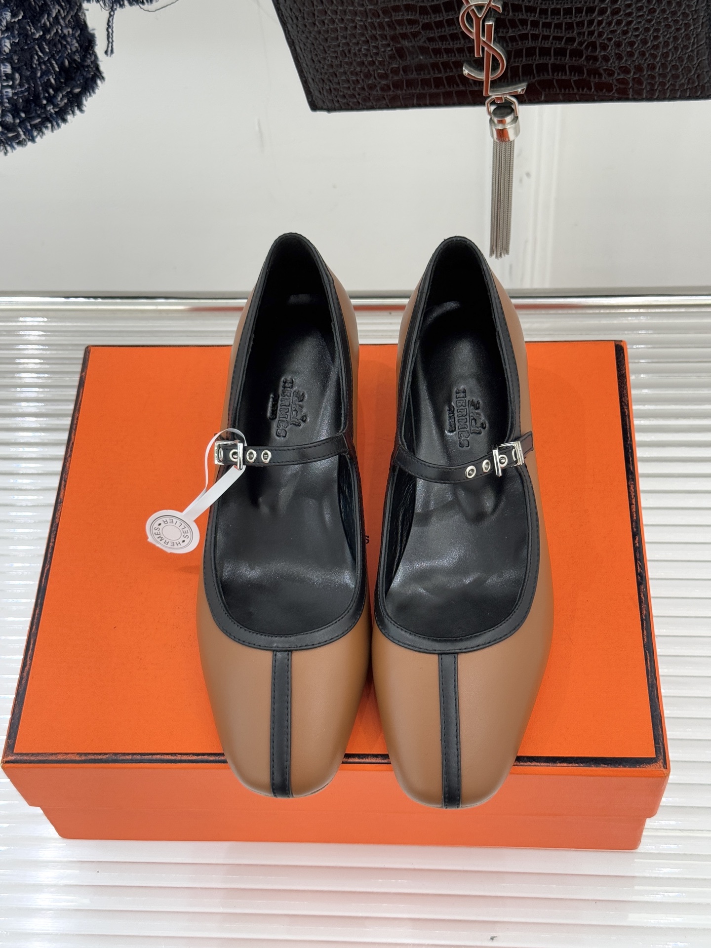 Hermès/爱马仕经典复古玛丽珍鞋今年夏天H家的凉鞋成功在时尚圈杀疯了入手之后我只想说 这钱花得太值！