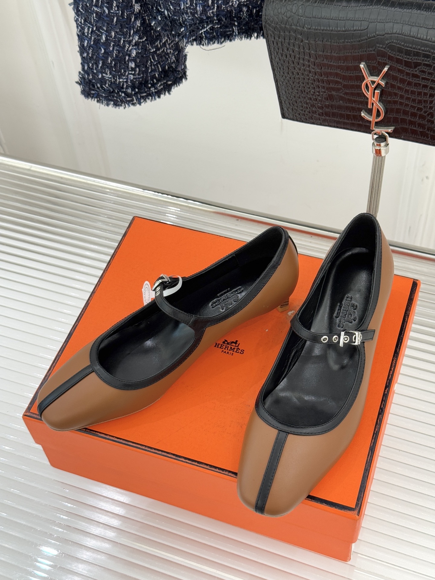 Hermès/爱马仕经典复古玛丽珍鞋今年夏天H家的凉鞋成功在时尚圈杀疯了入手之后我只想说 这钱花得太值！