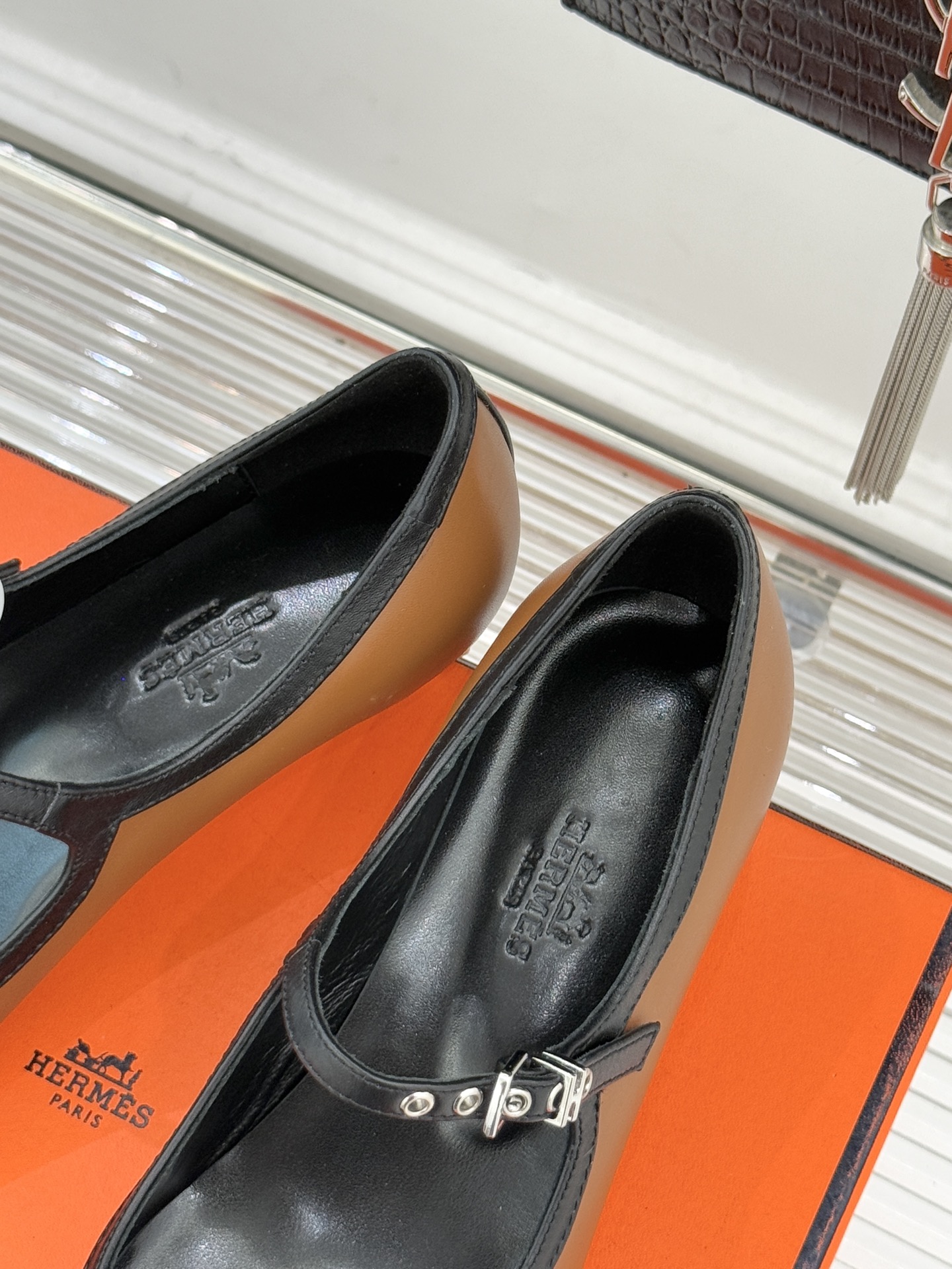 Hermès/爱马仕经典复古玛丽珍鞋今年夏天H家的凉鞋成功在时尚圈杀疯了入手之后我只想说 这钱花得太值！