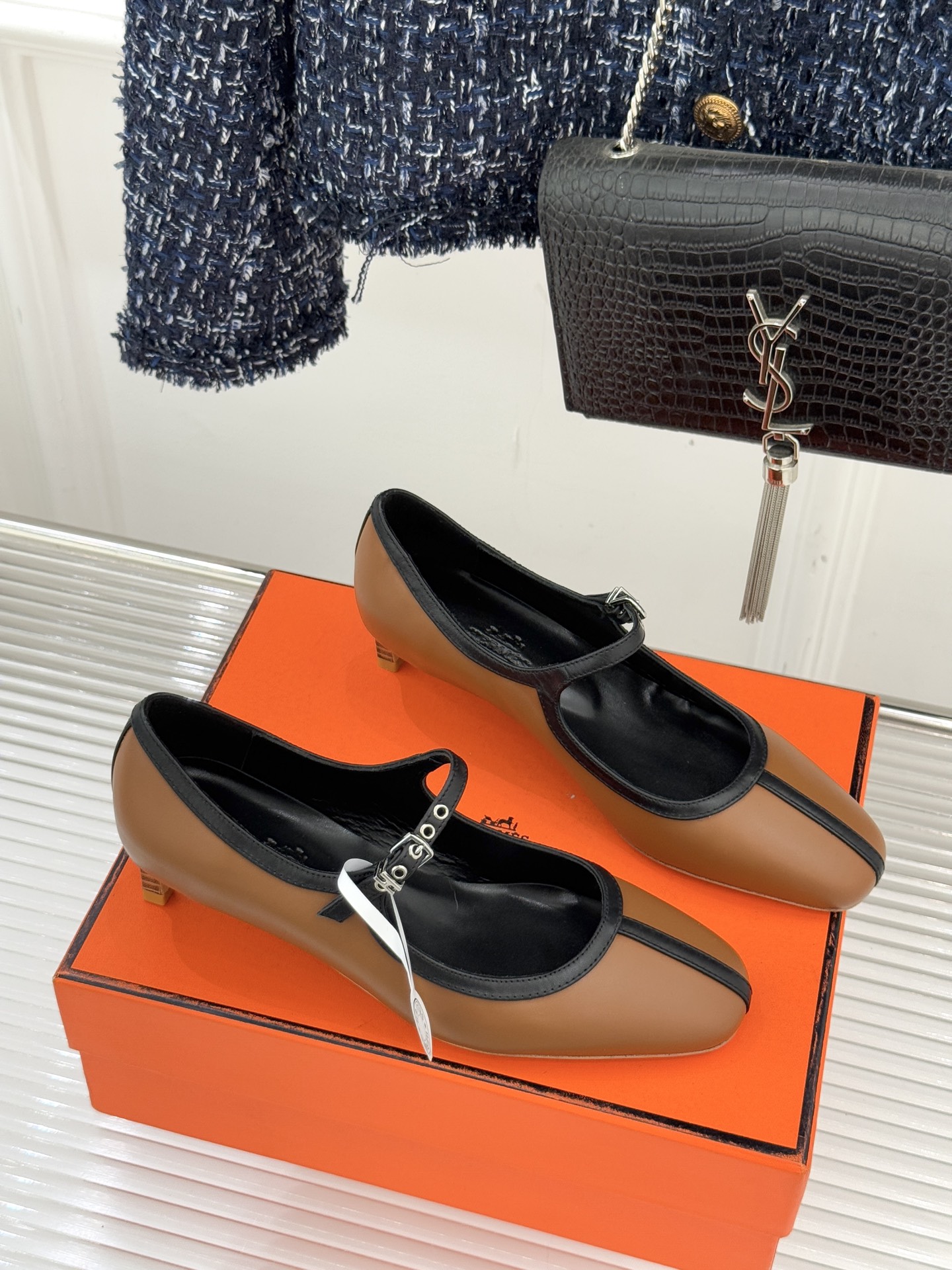 Hermès/爱马仕经典复古玛丽珍鞋今年夏天H家的凉鞋成功在时尚圈杀疯了入手之后我只想说 这钱花得太值！