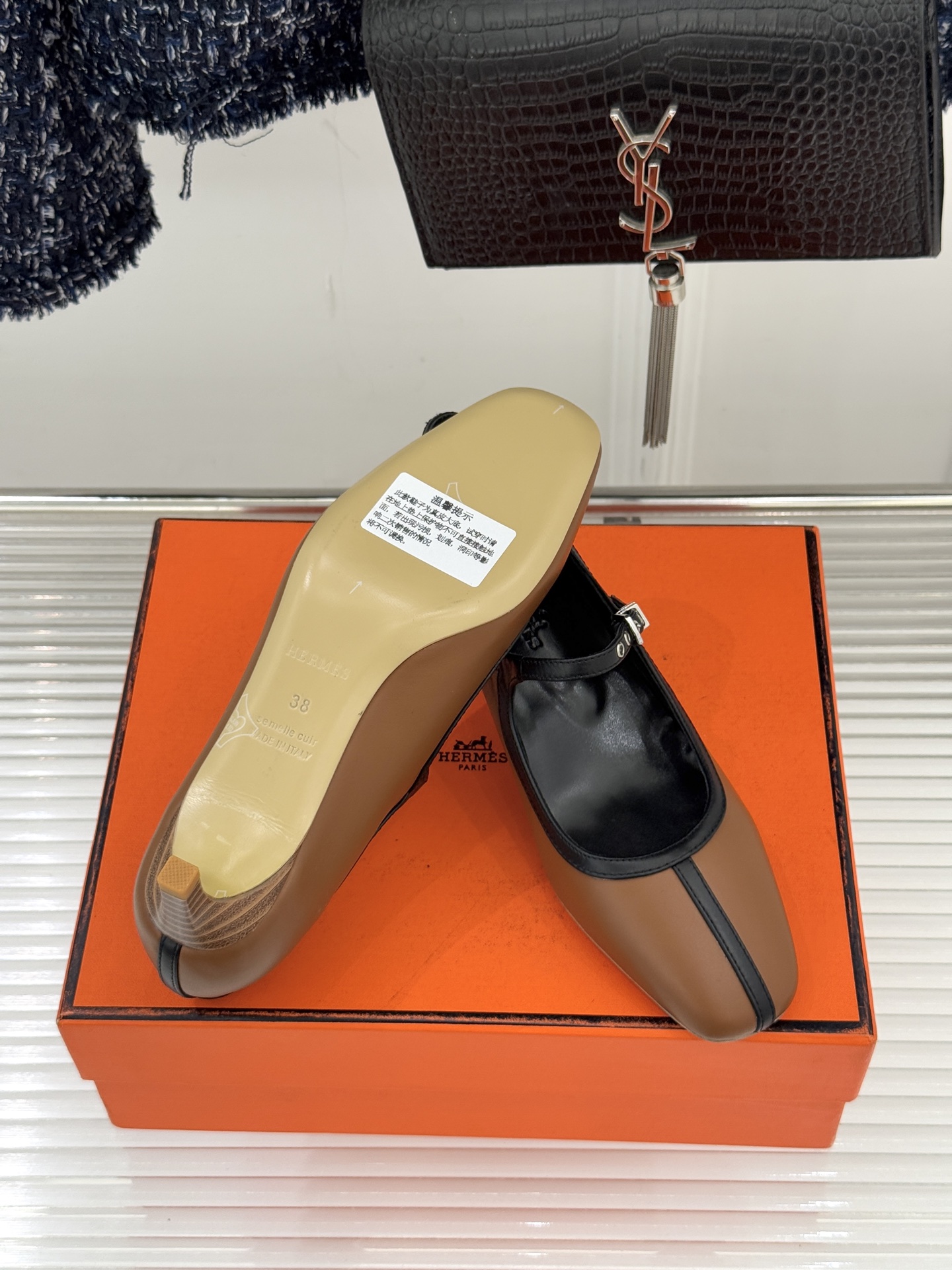 Hermès/爱马仕经典复古玛丽珍鞋今年夏天H家的凉鞋成功在时尚圈杀疯了入手之后我只想说 这钱花得太值！