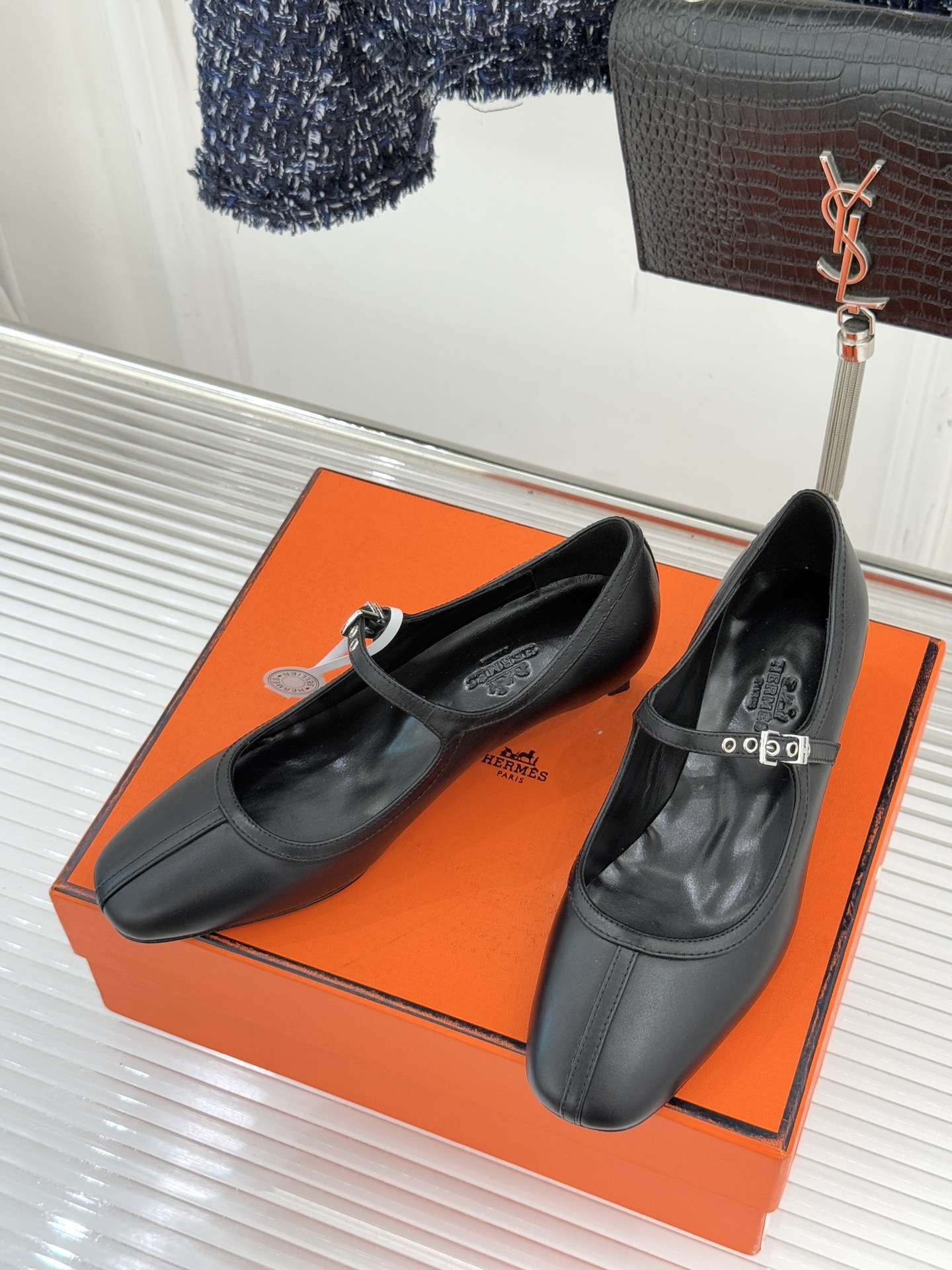 Hermès/爱马仕经典复古玛丽珍鞋今年夏天H家的凉鞋成功在时尚圈杀疯了入手之后我只想说 这钱花得太值！