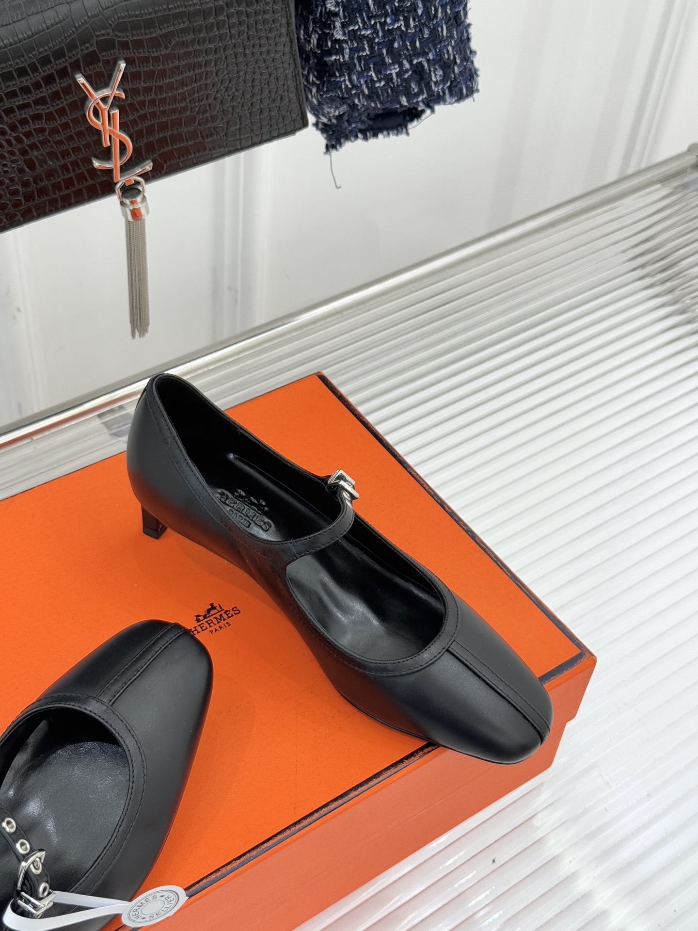 Hermès/爱马仕经典复古玛丽珍鞋今年夏天H家的凉鞋成功在时尚圈杀疯了入手之后我只想说 这钱花得太值！