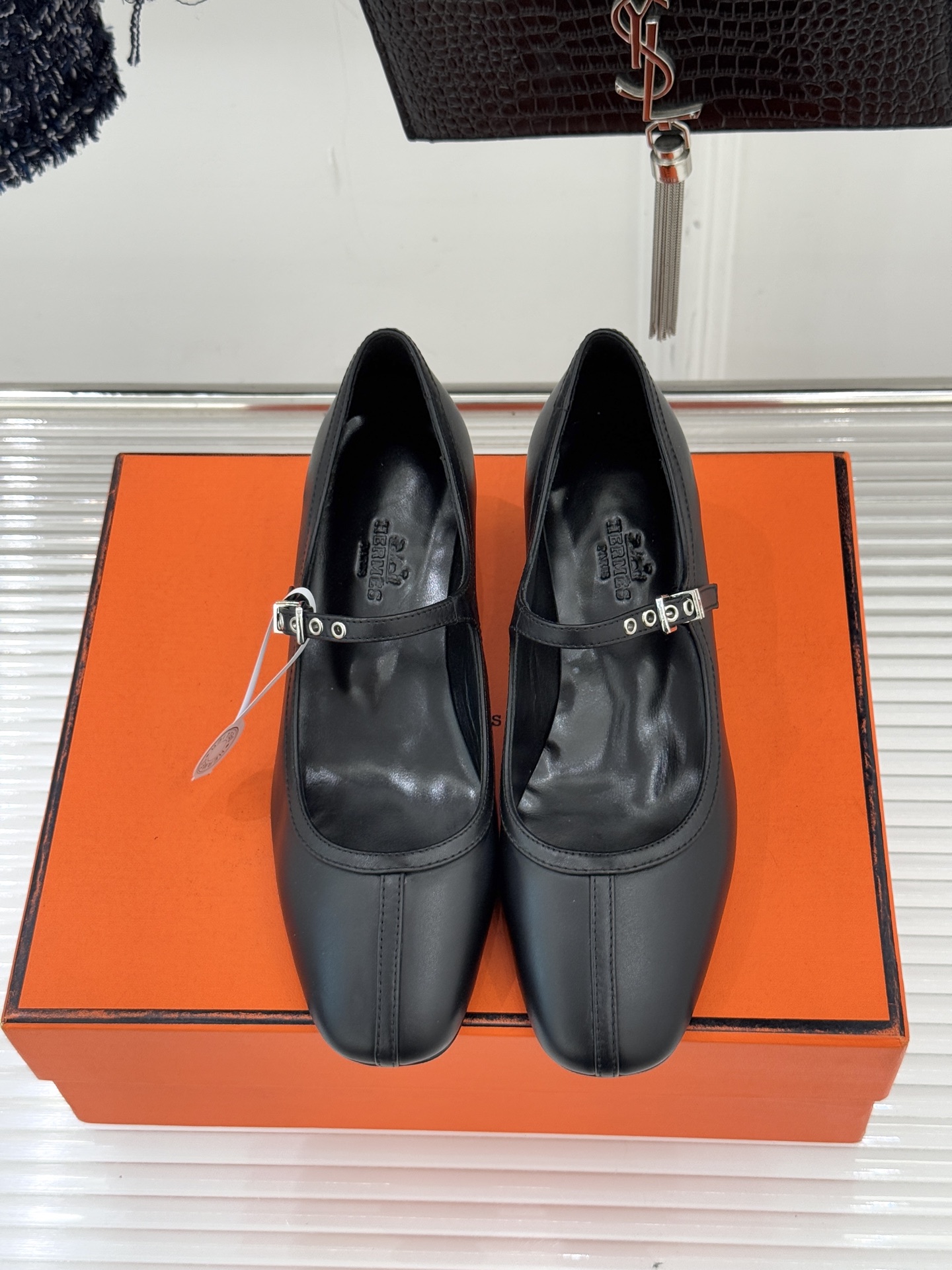 Hermès/爱马仕经典复古玛丽珍鞋今年夏天H家的凉鞋成功在时尚圈杀疯了入手之后我只想说 这钱花得太值！