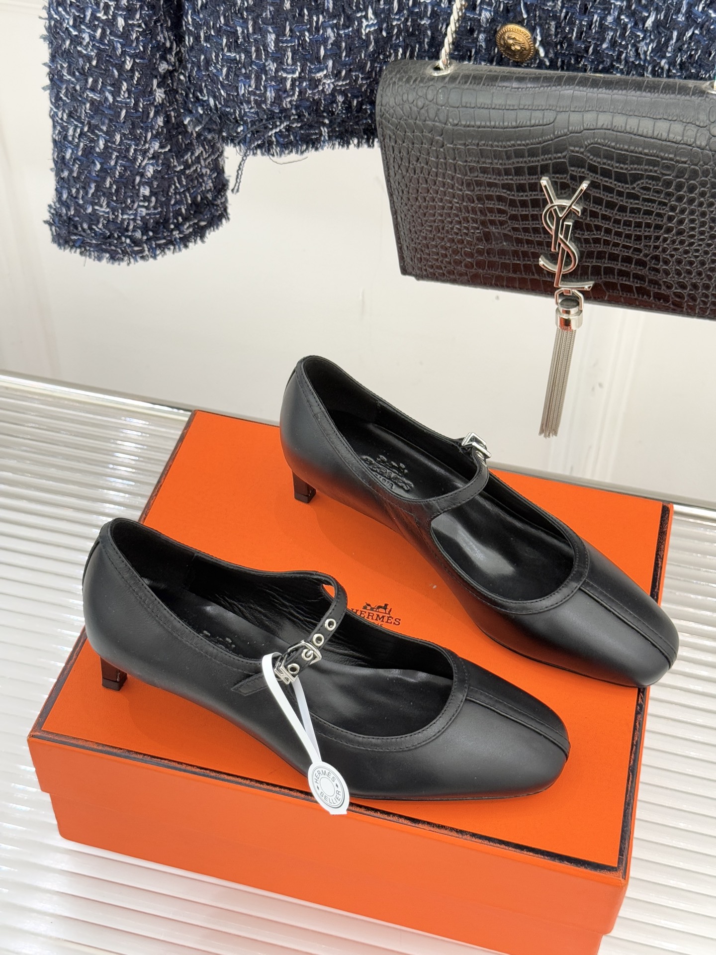 Hermès/爱马仕经典复古玛丽珍鞋今年夏天H家的凉鞋成功在时尚圈杀疯了入手之后我只想说 这钱花得太值！