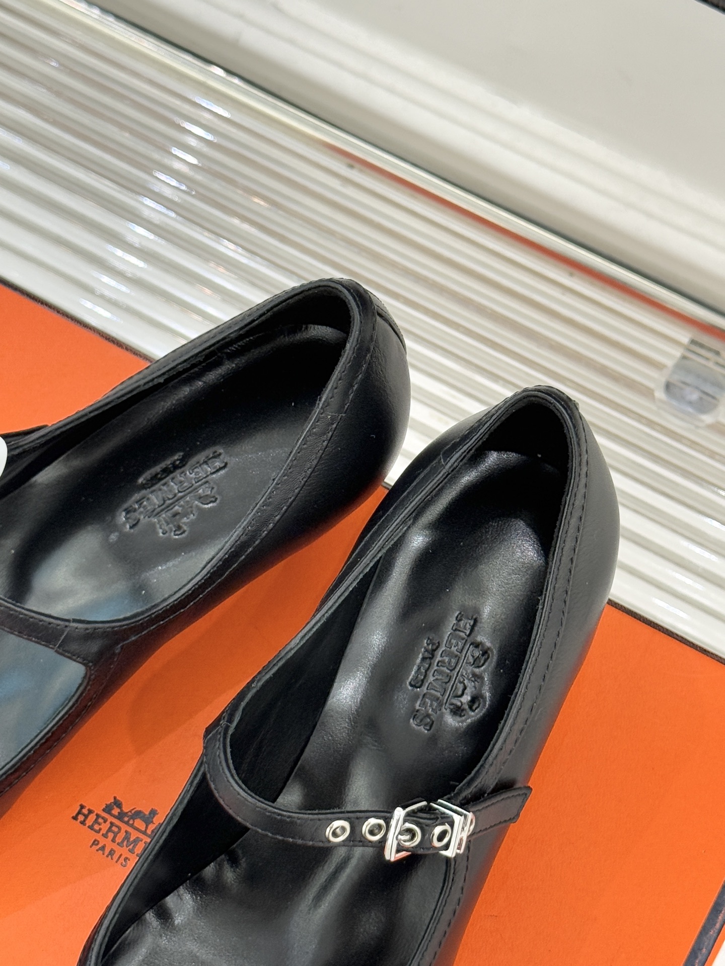 Hermès/爱马仕经典复古玛丽珍鞋今年夏天H家的凉鞋成功在时尚圈杀疯了入手之后我只想说 这钱花得太值！