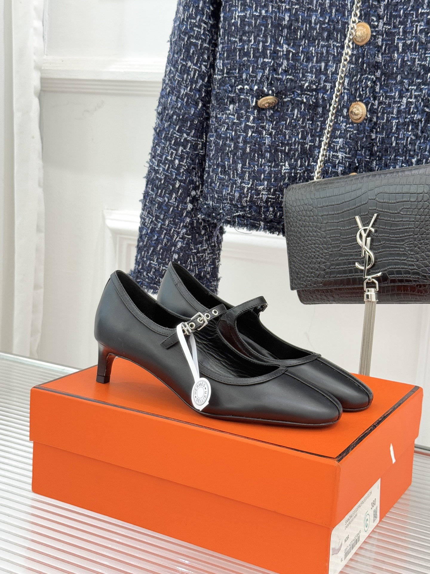 Hermès/爱马仕经典复古玛丽珍鞋今年夏天H家的凉鞋成功在时尚圈杀疯了入手之后我只想说 这钱花得太值！