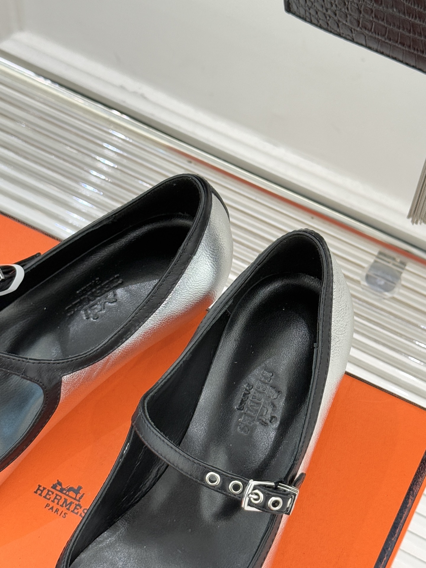 Hermès/爱马仕经典复古玛丽珍鞋今年夏天H家的凉鞋成功在时尚圈杀疯了入手之后我只想说 这钱花得太值！