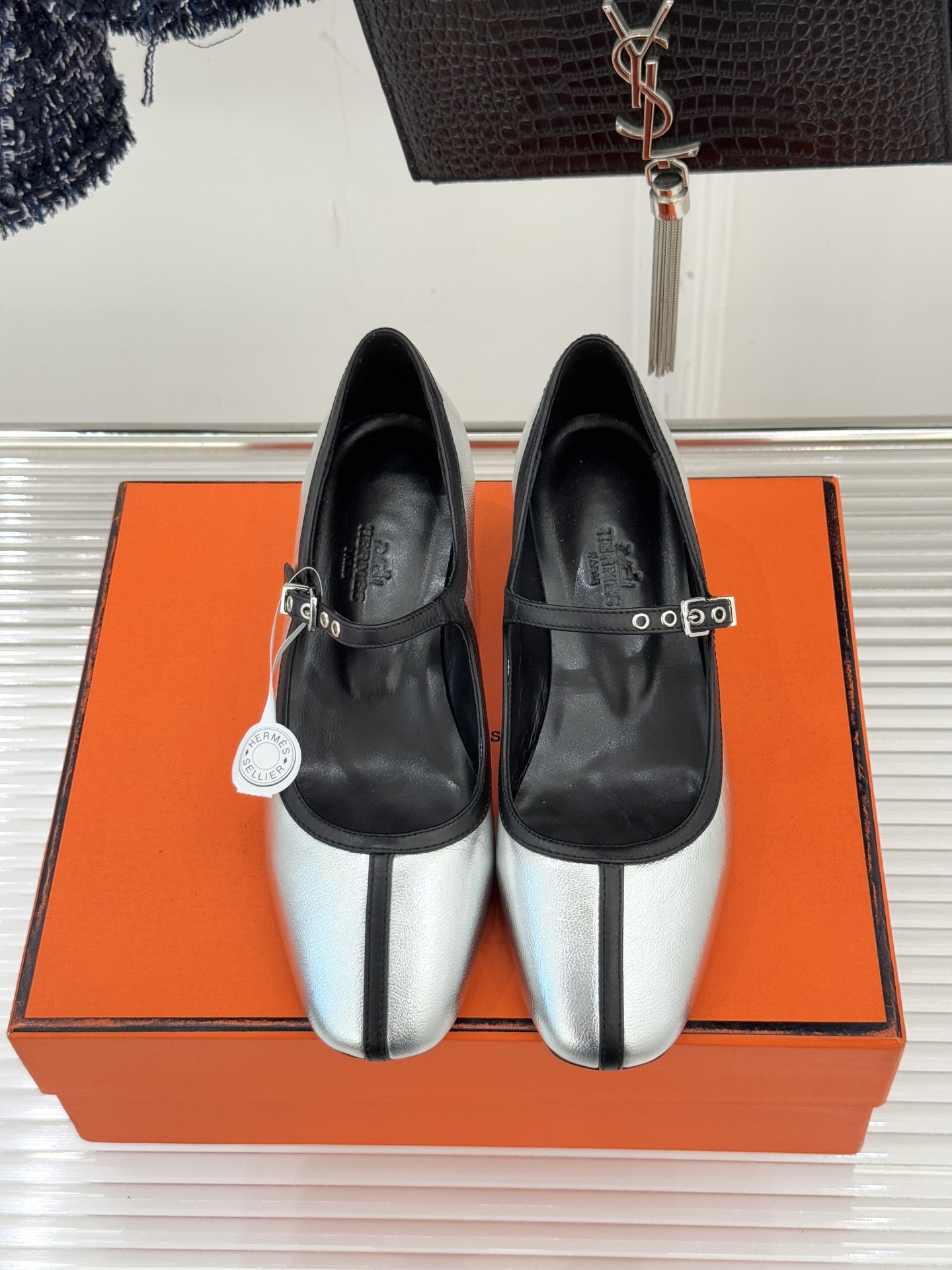 Hermès/爱马仕经典复古玛丽珍鞋今年夏天H家的凉鞋成功在时尚圈杀疯了入手之后我只想说 这钱花得太值！