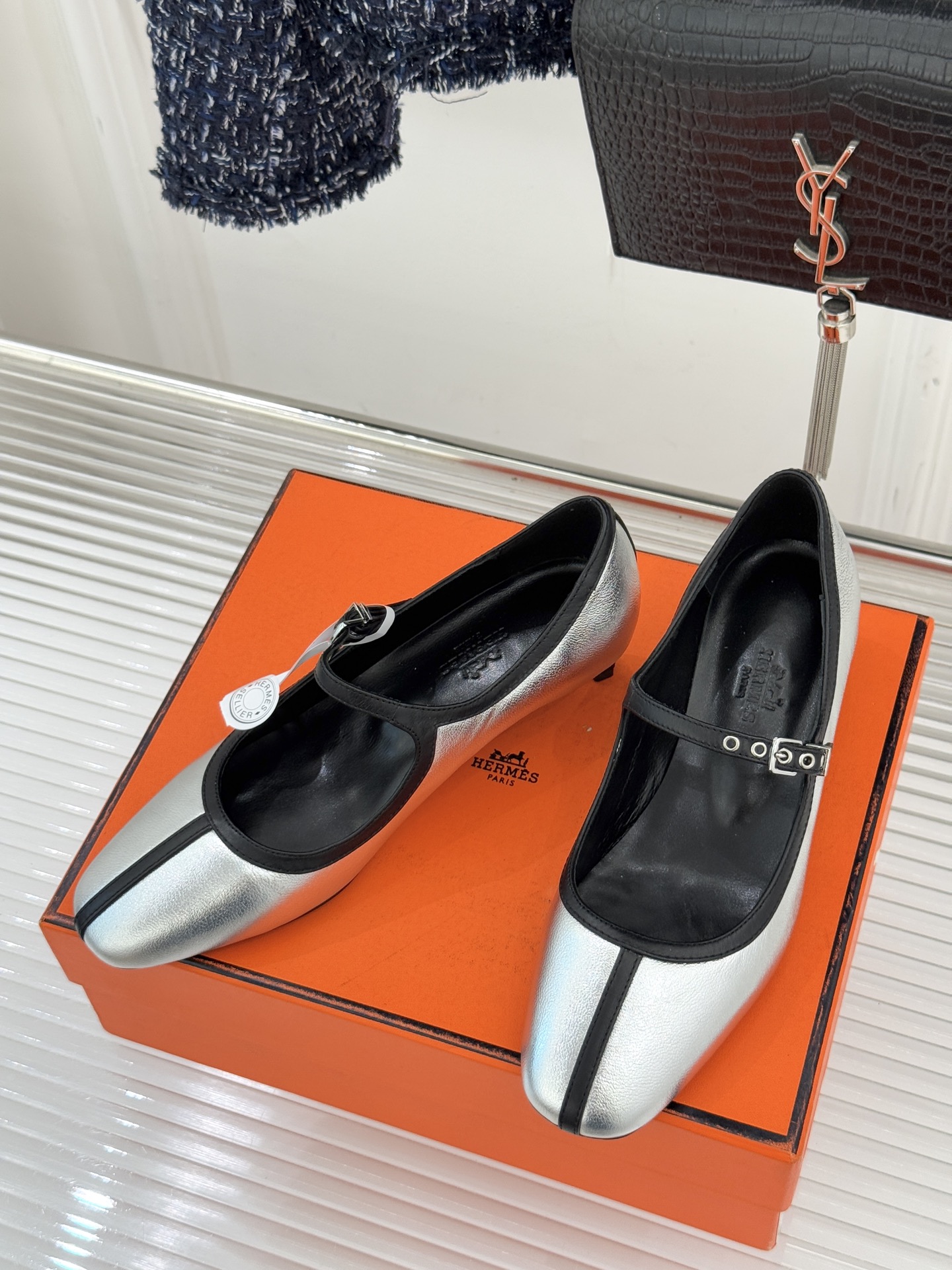 Hermès/爱马仕经典复古玛丽珍鞋今年夏天H家的凉鞋成功在时尚圈杀疯了入手之后我只想说 这钱花得太值！