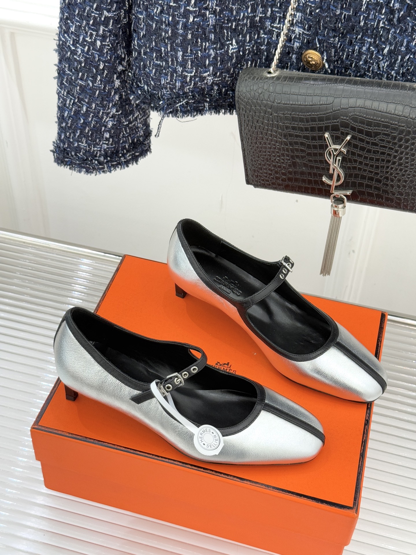 Hermès/爱马仕经典复古玛丽珍鞋今年夏天H家的凉鞋成功在时尚圈杀疯了入手之后我只想说 这钱花得太值！