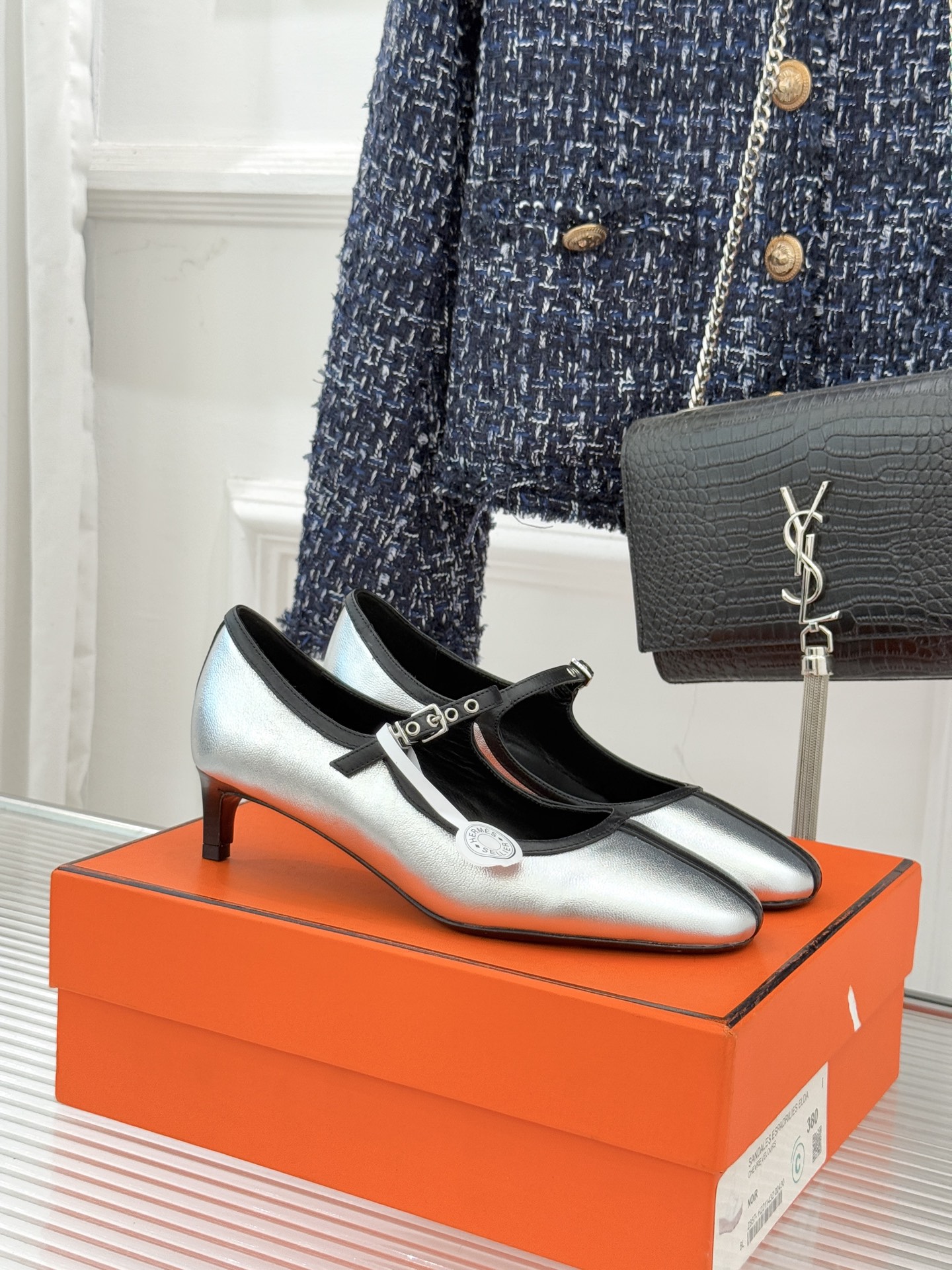 Hermès/爱马仕经典复古玛丽珍鞋今年夏天H家的凉鞋成功在时尚圈杀疯了入手之后我只想说 这钱花得太值！