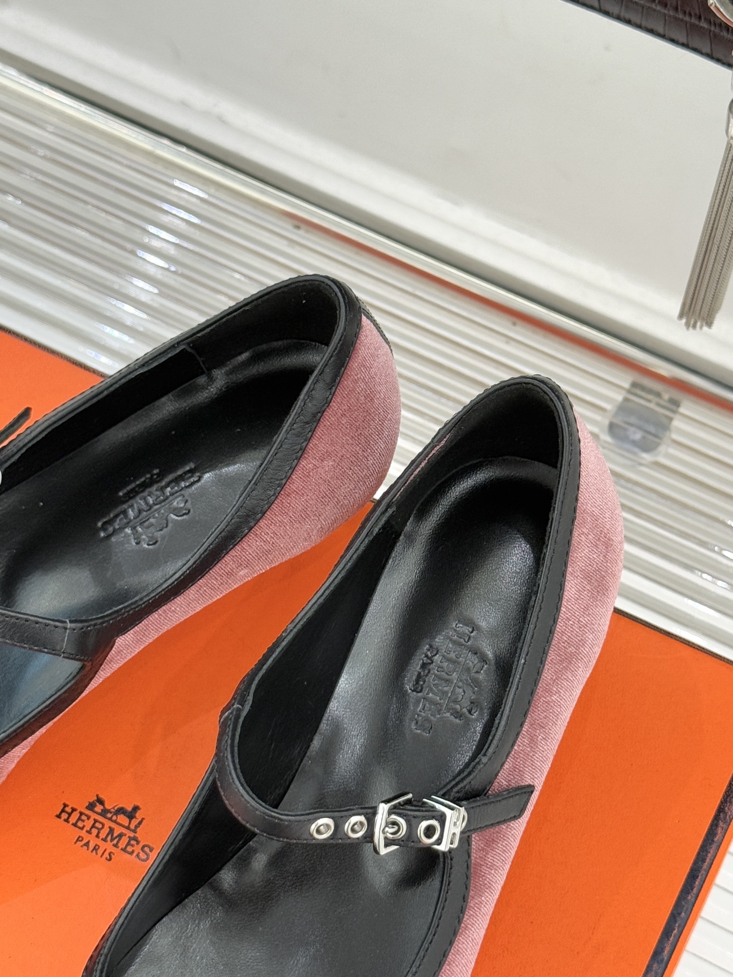 Hermès/爱马仕经典复古玛丽珍鞋今年夏天H家的凉鞋成功在时尚圈杀疯了入手之后我只想说 这钱花得太值！