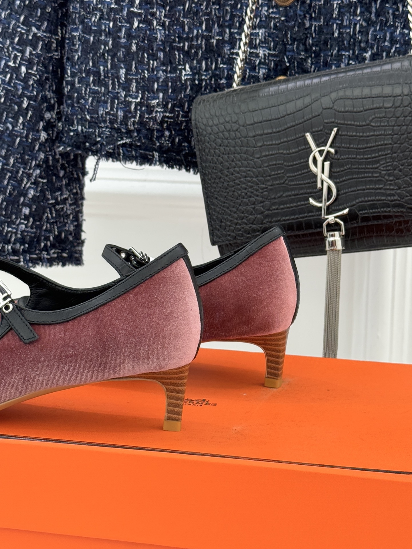 Hermès/爱马仕经典复古玛丽珍鞋今年夏天H家的凉鞋成功在时尚圈杀疯了入手之后我只想说 这钱花得太值！